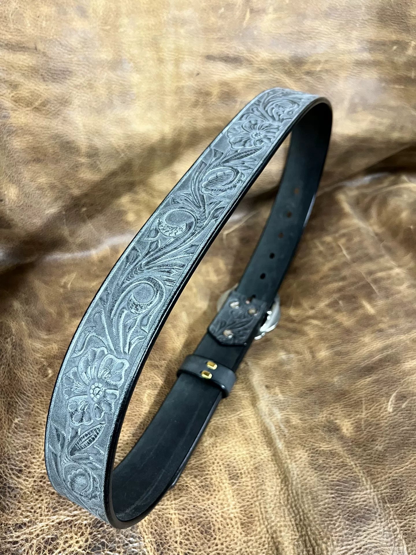 The Italian horse-rein carved handmade belt is customized