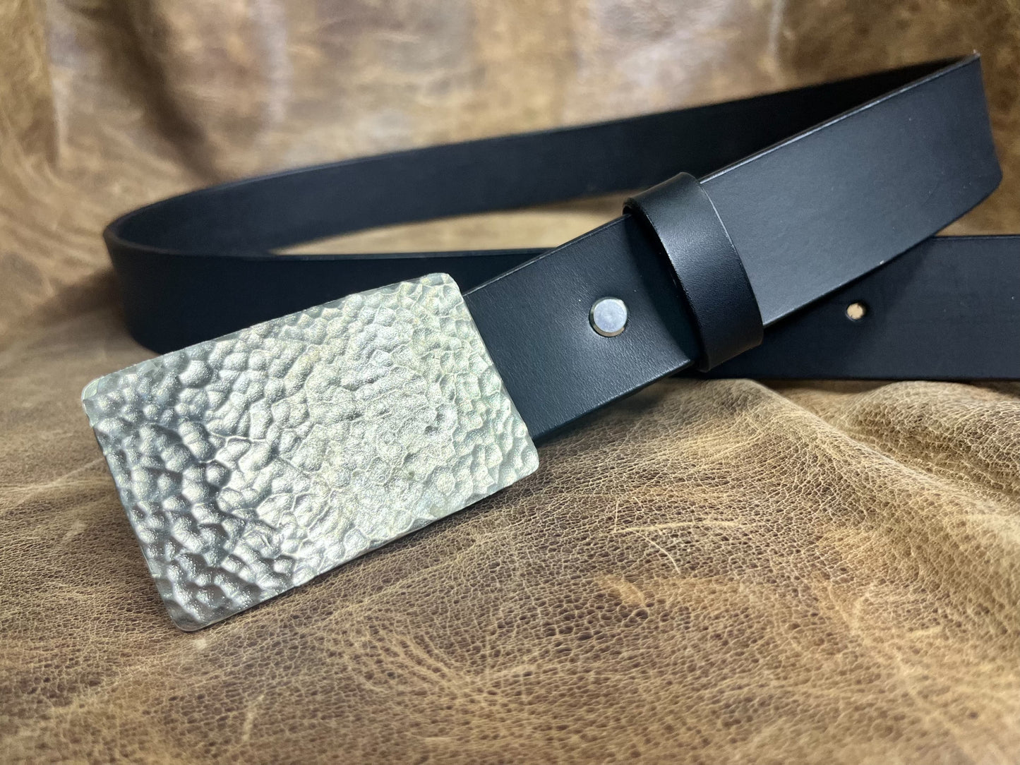 The three-dimensional white copper hammered smooth gusset buckle is…