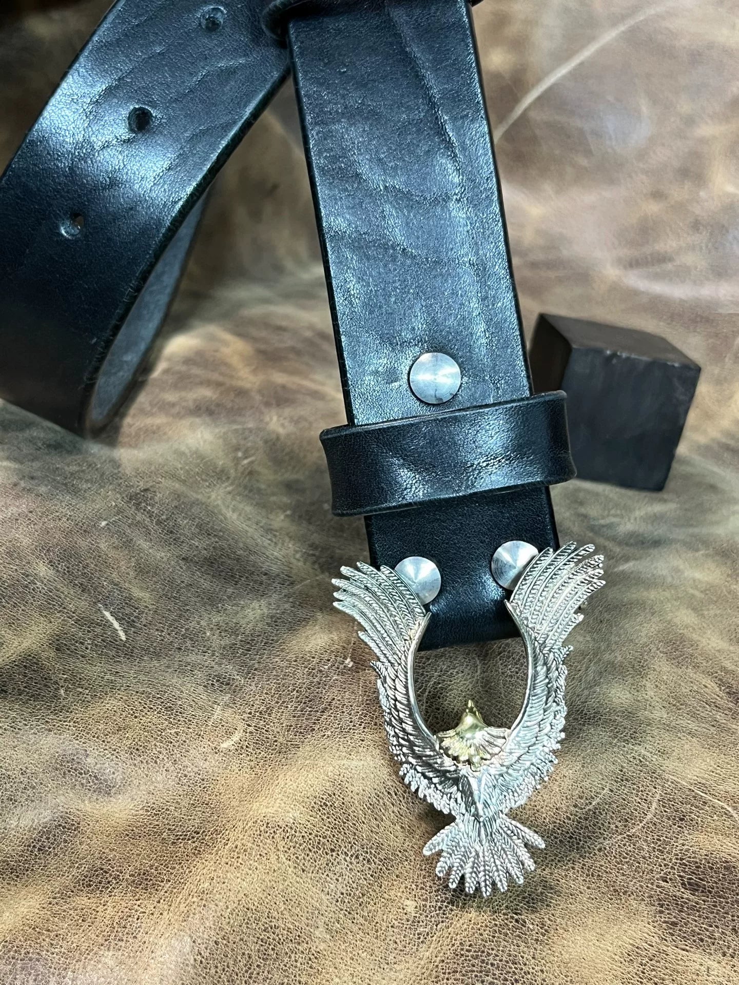 Customized belt in black bison leather. Customized length