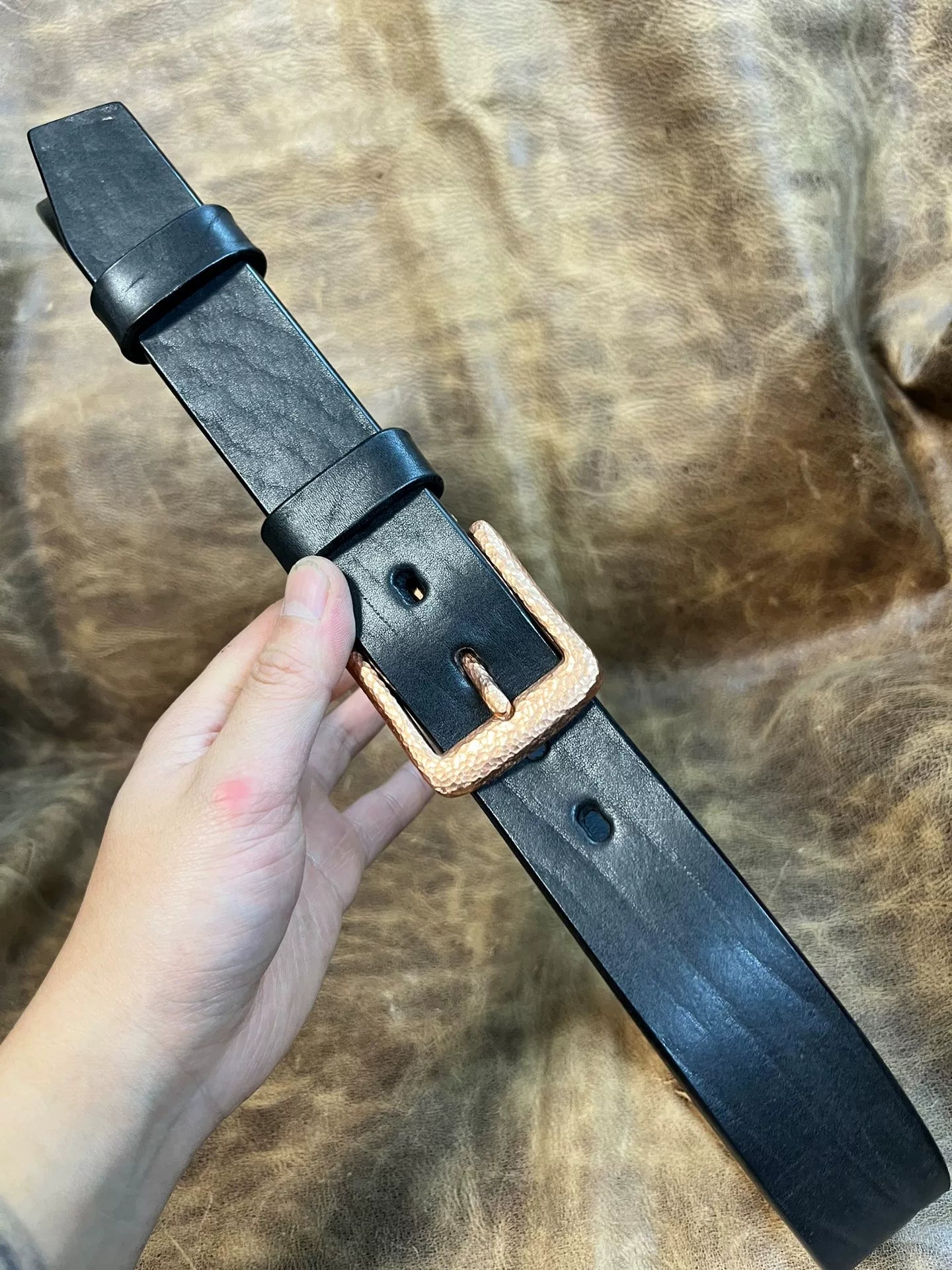The copper hammered pure copper belt buckle is paired with a black…