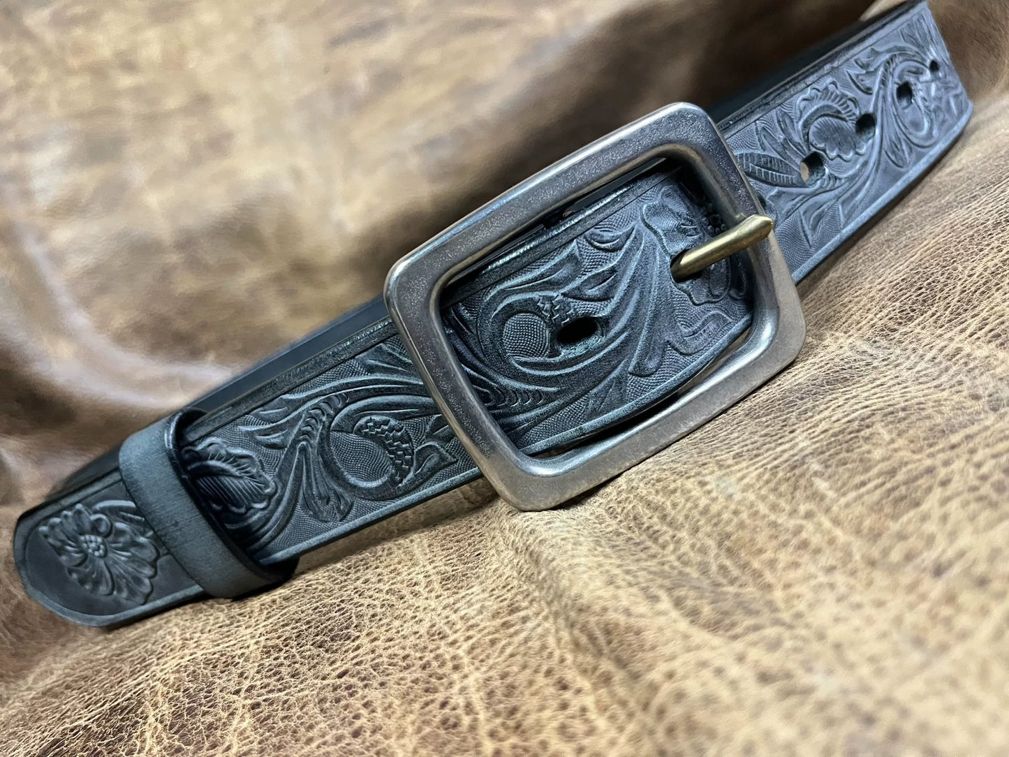 The Italian horse-rein carved handmade belt is customized