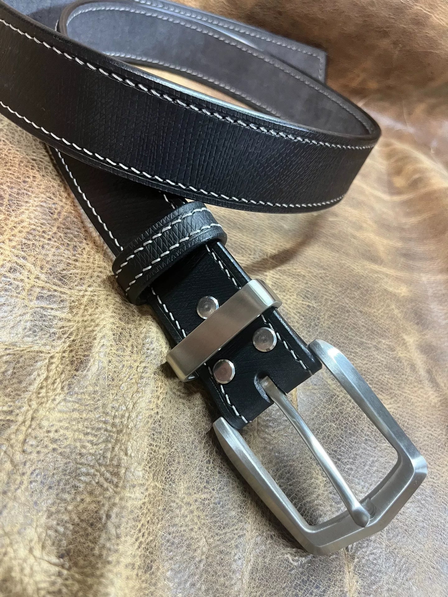 Imported Italian saddle vegetable tanned leather with hand stitchin…