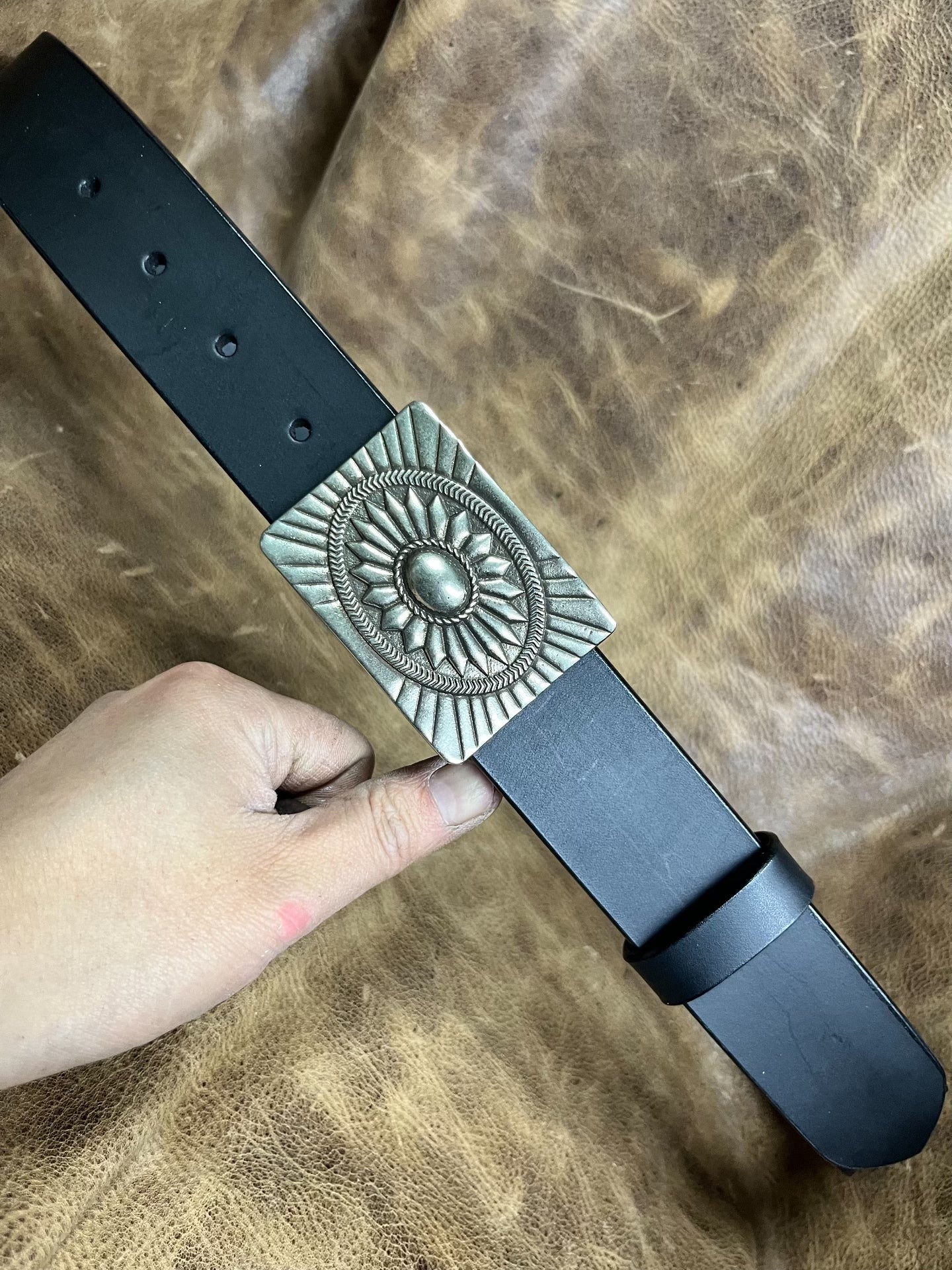 The three-dimensional white copper Navajo smooth gusset buckle is p…