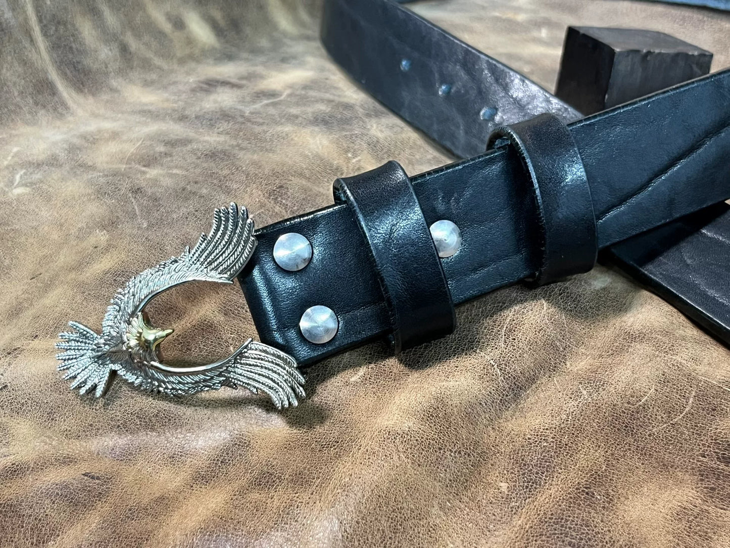 Customized belt in black bison leather. Customized length