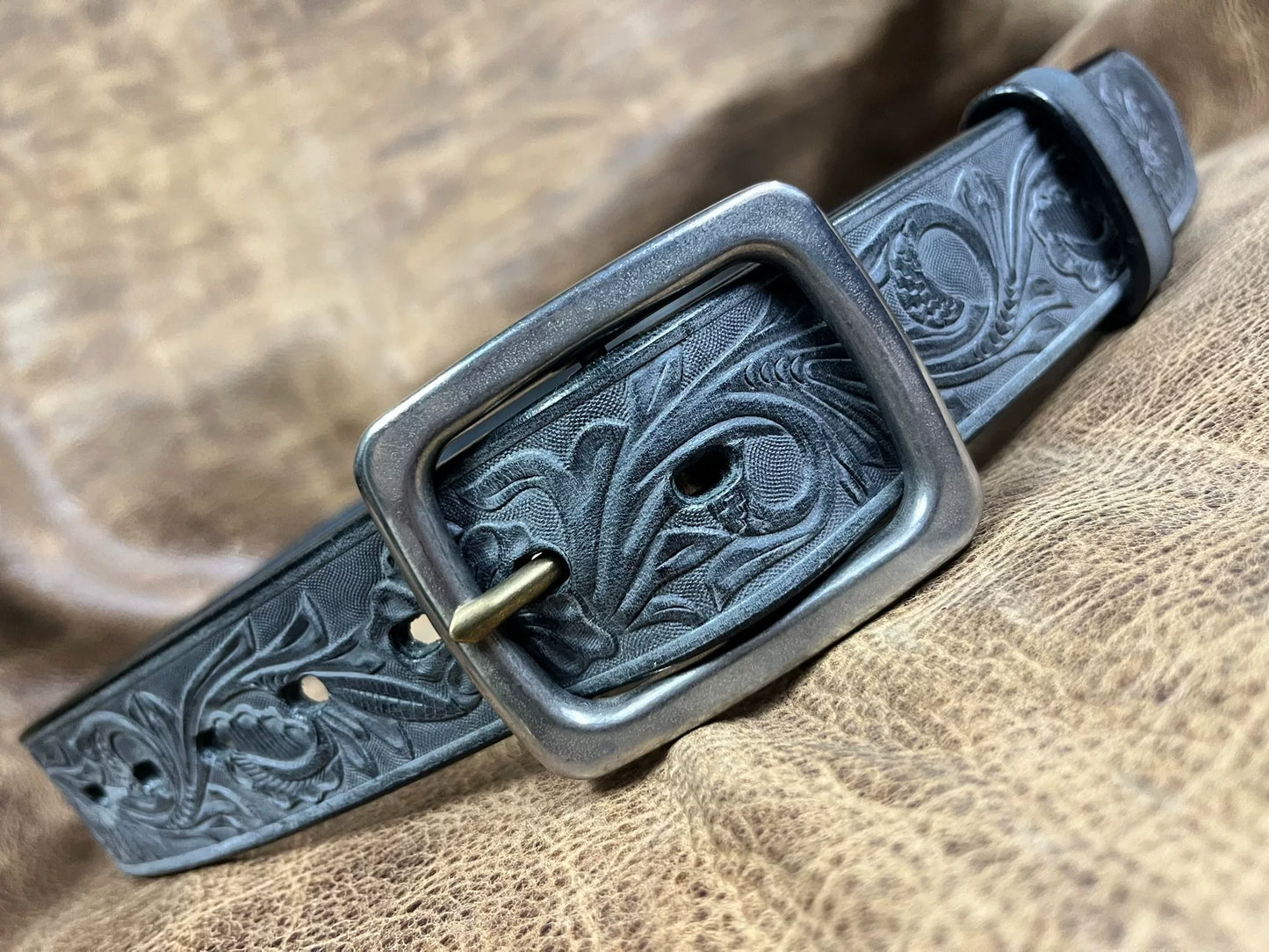 The Italian horse-rein carved handmade belt is customized