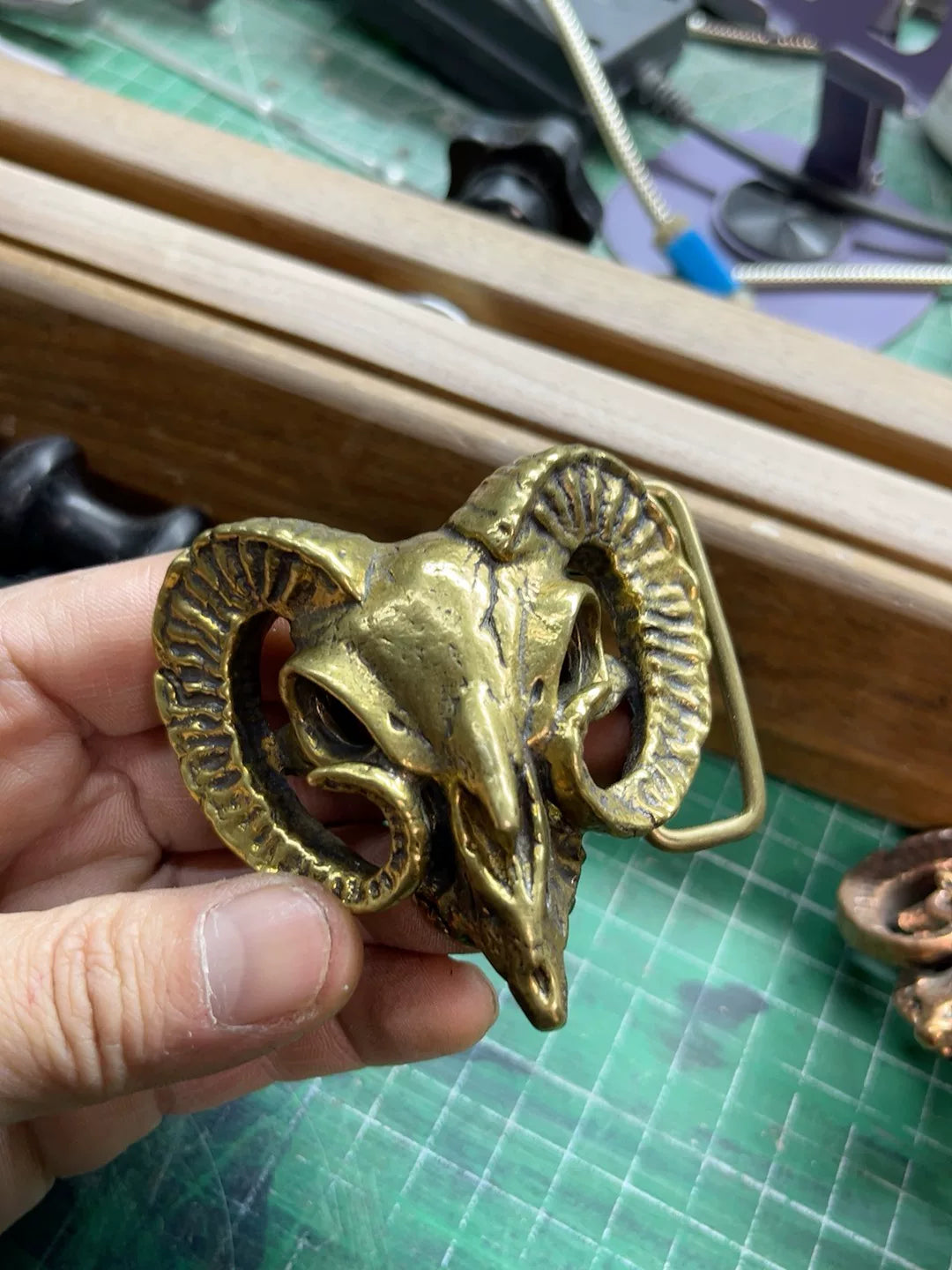 Solid brass middle-aged American retro bull head and sheep head bel…