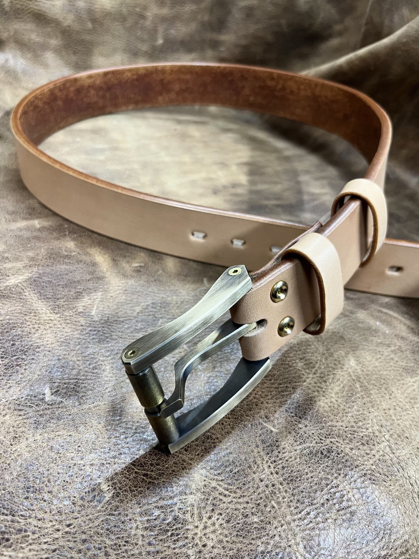 6.5 mm saddle with brass wire-cut belt buckle
