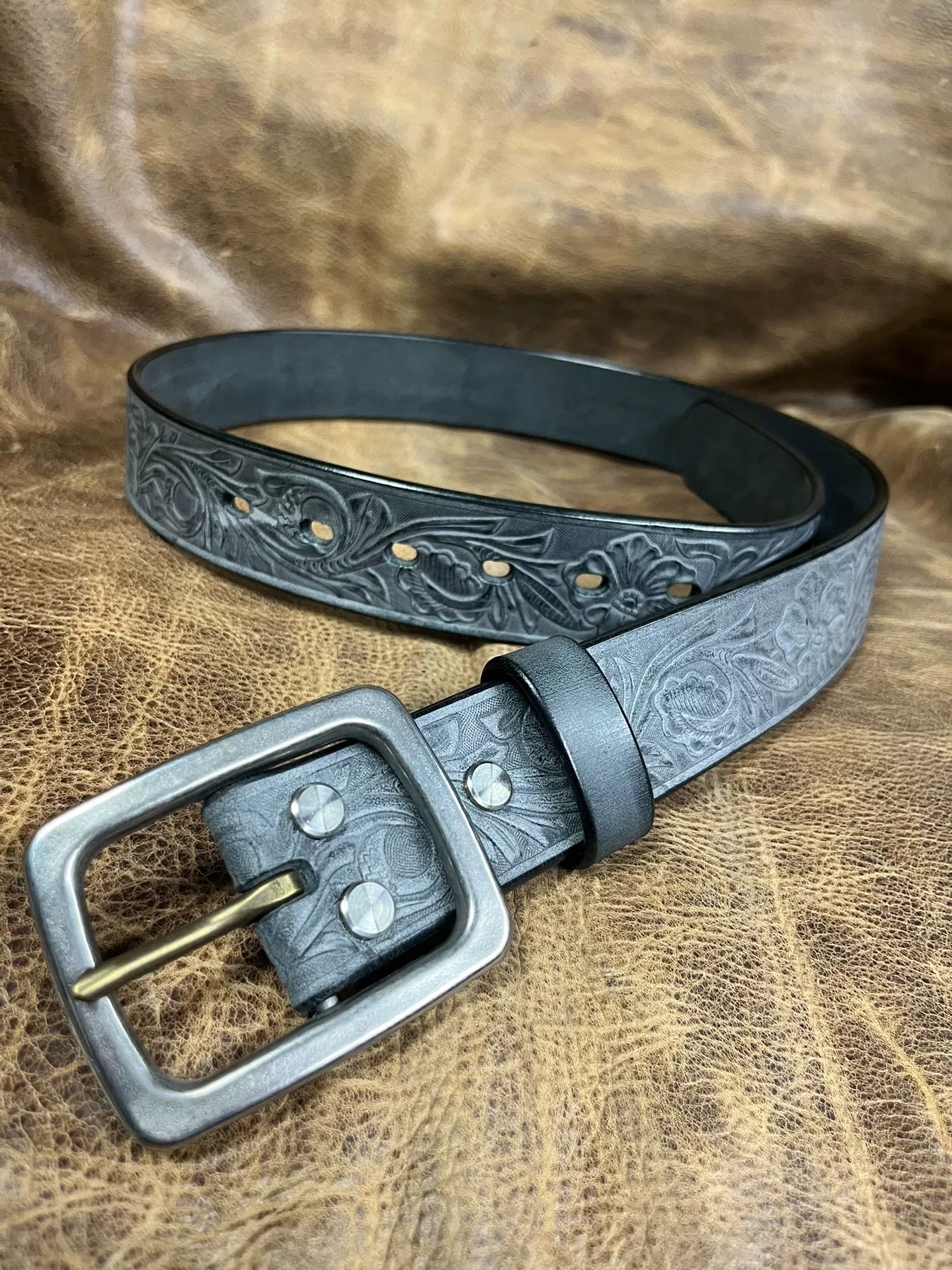 The Italian horse-rein carved handmade belt is customized