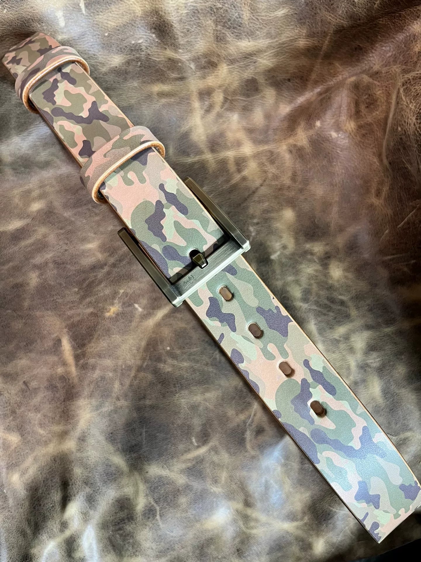 Camouflage saddle with genuine west wind 3-wire cutting belt buckle…