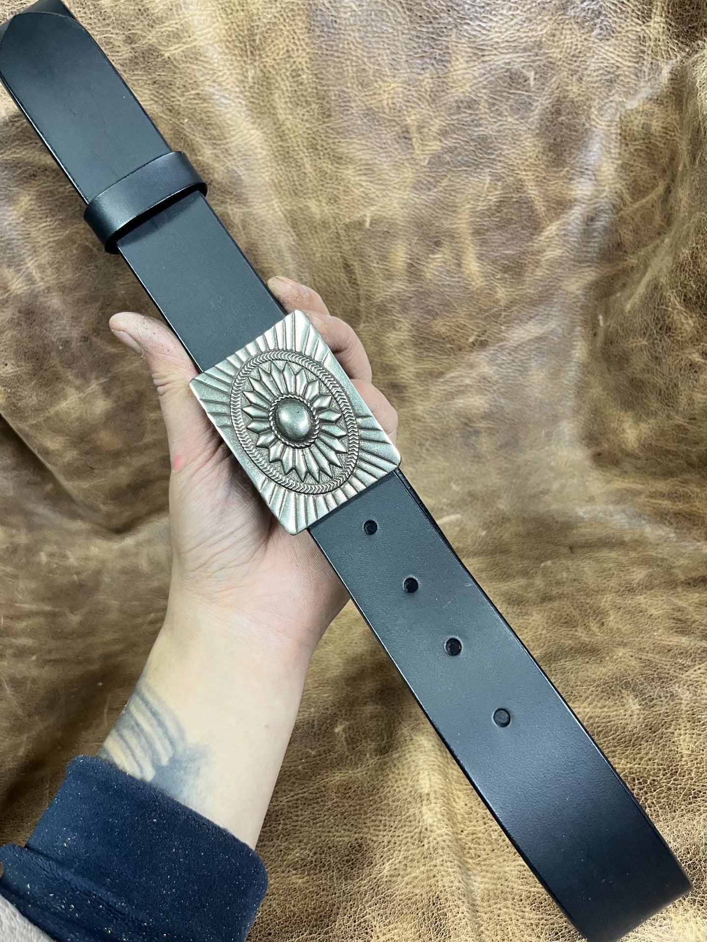 The three-dimensional white copper Navajo smooth gusset buckle is p…