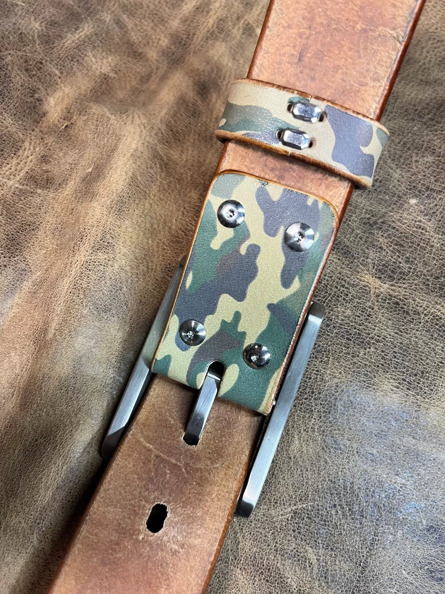 5.5mm thick camouflage saddle with titanium alloy belt buckle