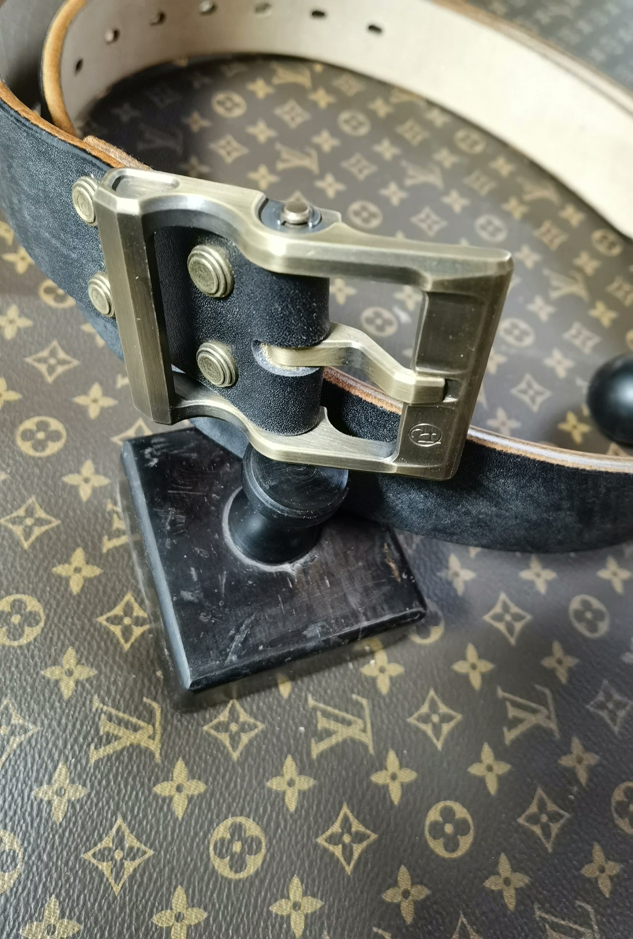 5.5mm thick black JF bridle leather. Full grain jf horse rein leath…