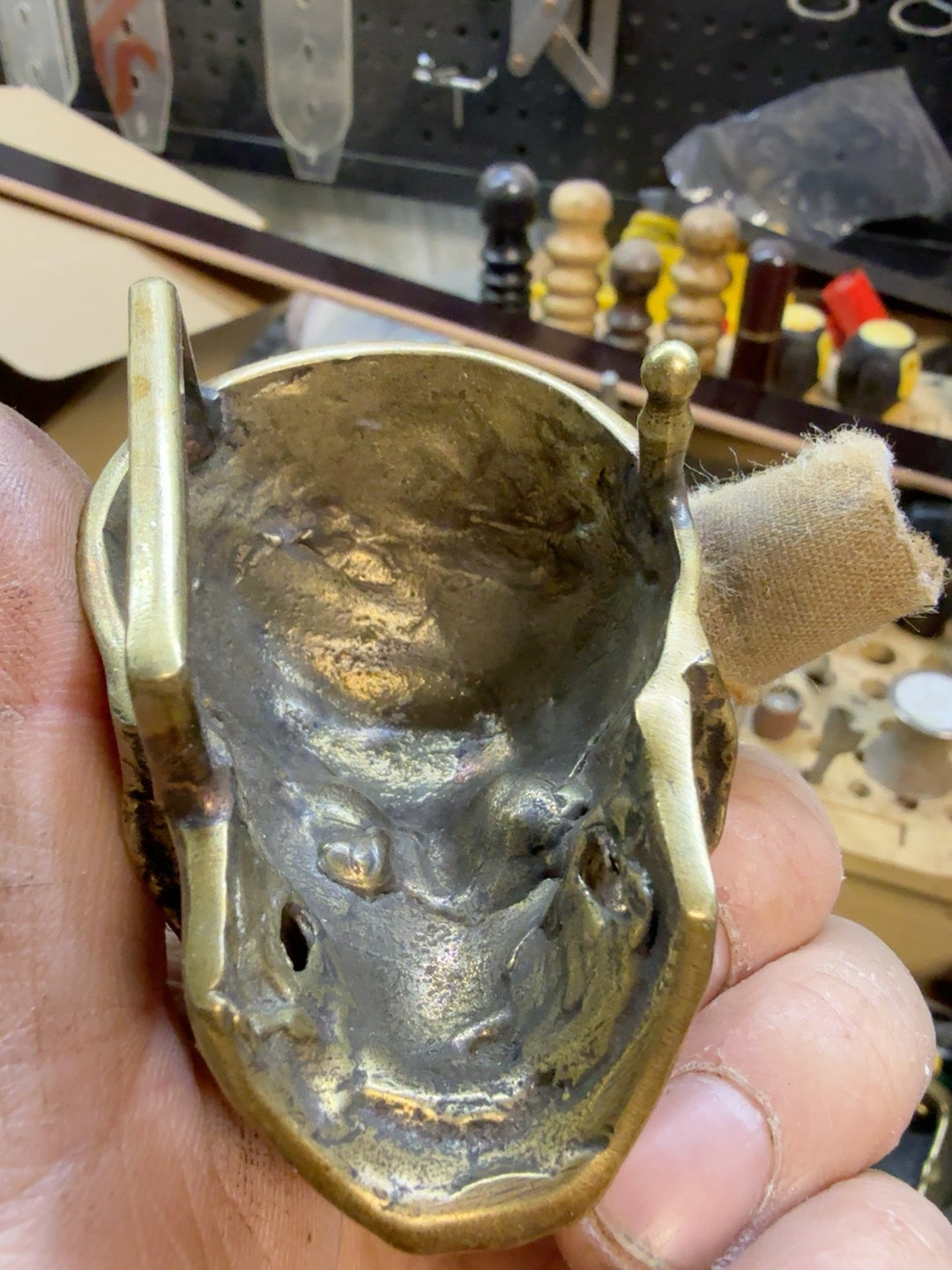 There is only one brass skull belt buckle