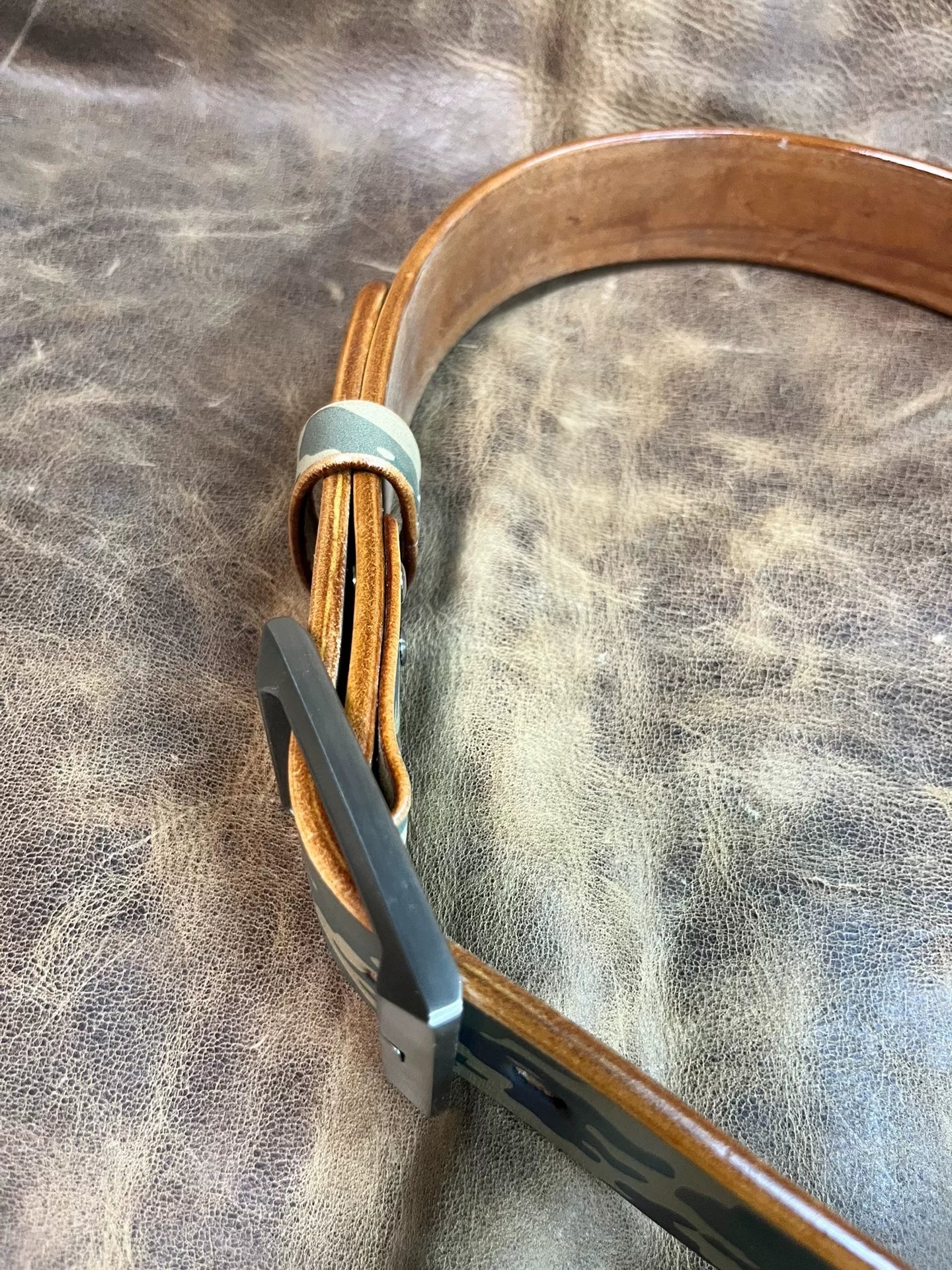 5.5mm thick camouflage saddle with titanium alloy belt buckle
