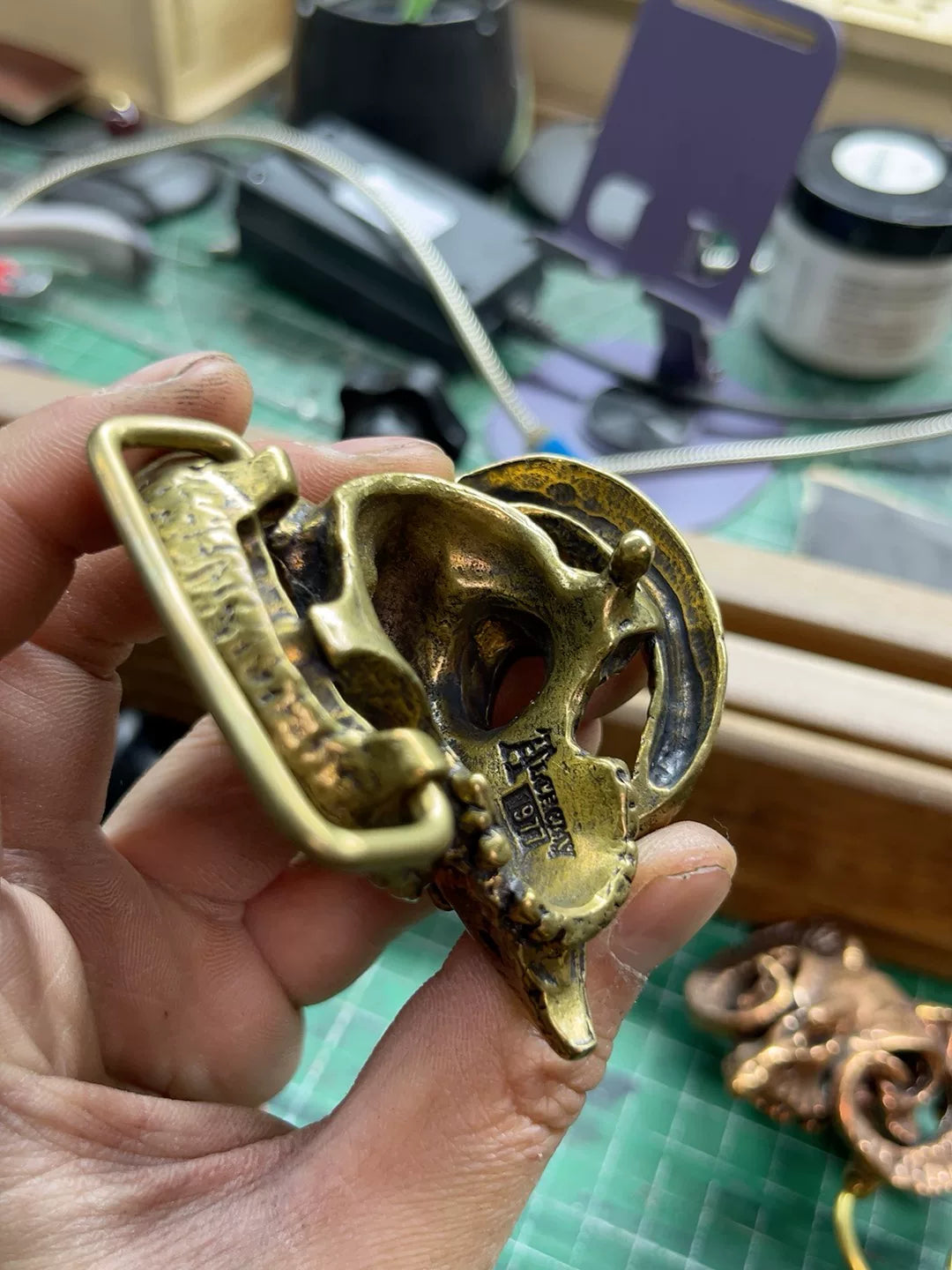 Solid brass middle-aged American retro bull head and sheep head bel…