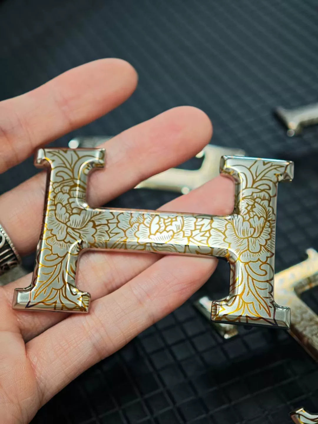 Welfare special offer: 99.9% pure titanium belt buckle H buckle