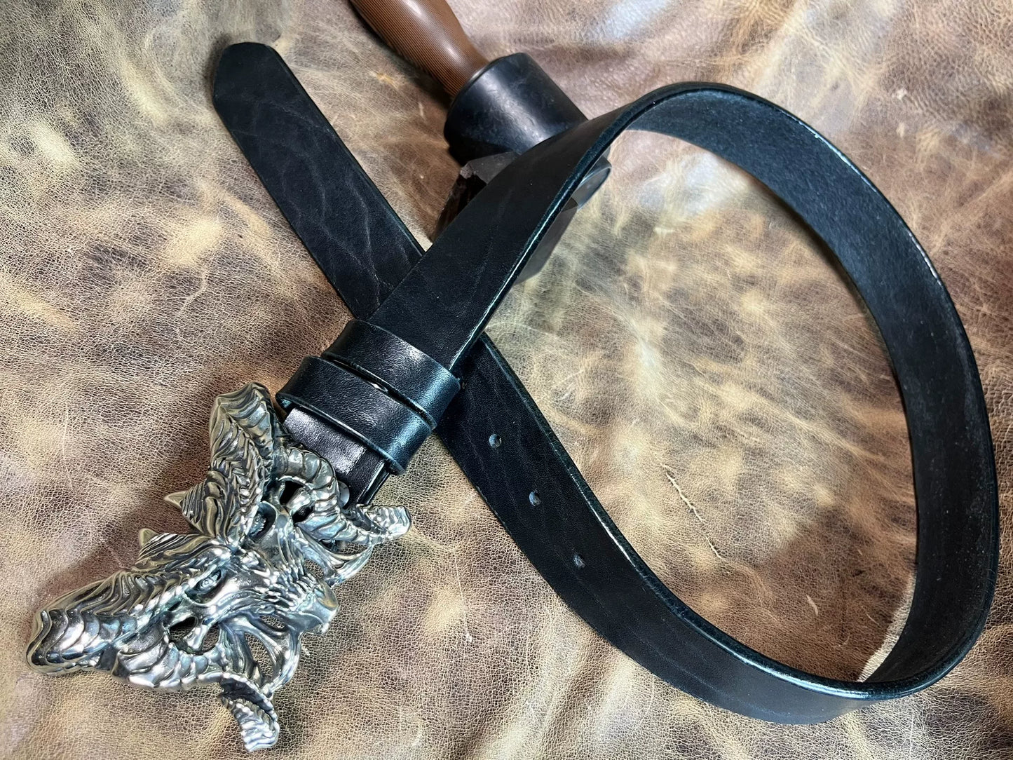 Customized belt in black bison leather. Customized length