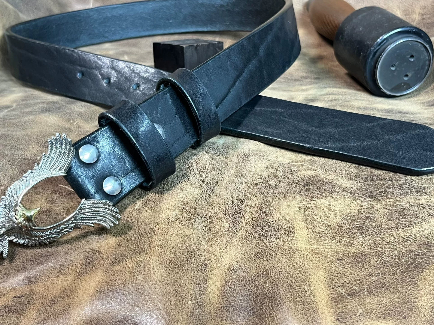 Customized belt in black bison leather. Customized length
