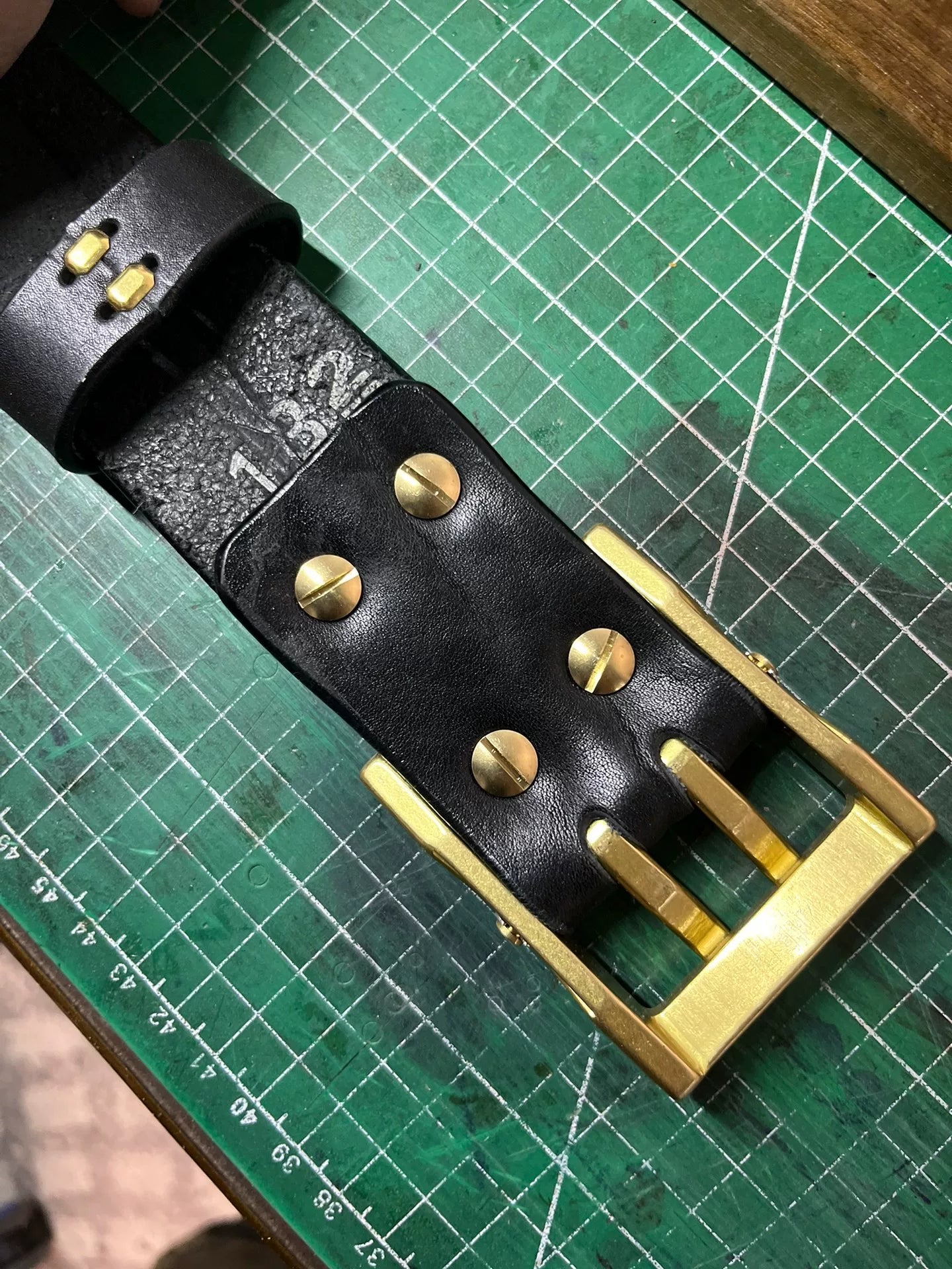 4.5 cm wide double-needle hammer-patterned handmade belt of five ge…