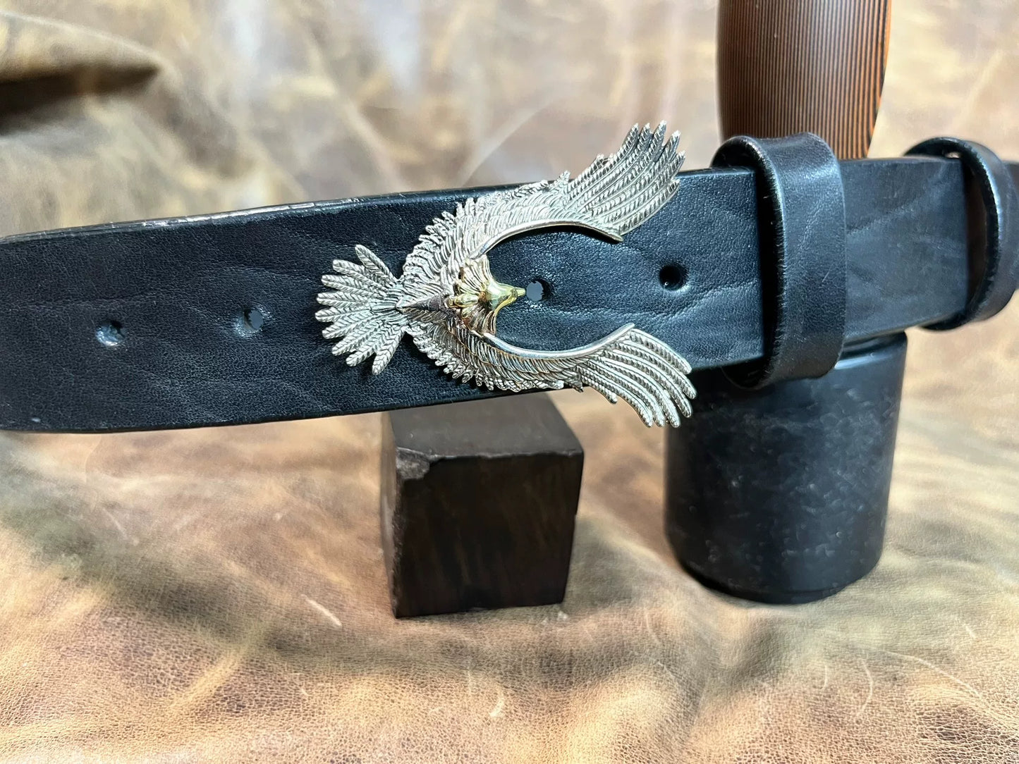 Customized belt in black bison leather. Customized length