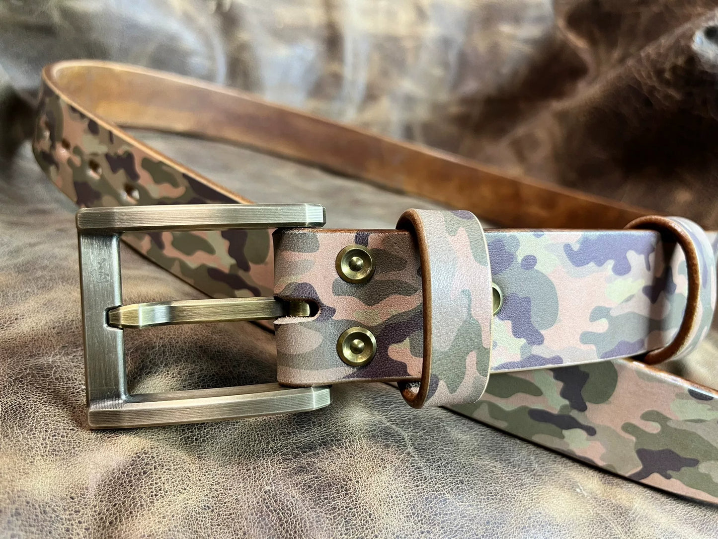 Camouflage saddle with genuine west wind 3-wire cutting belt buckle…