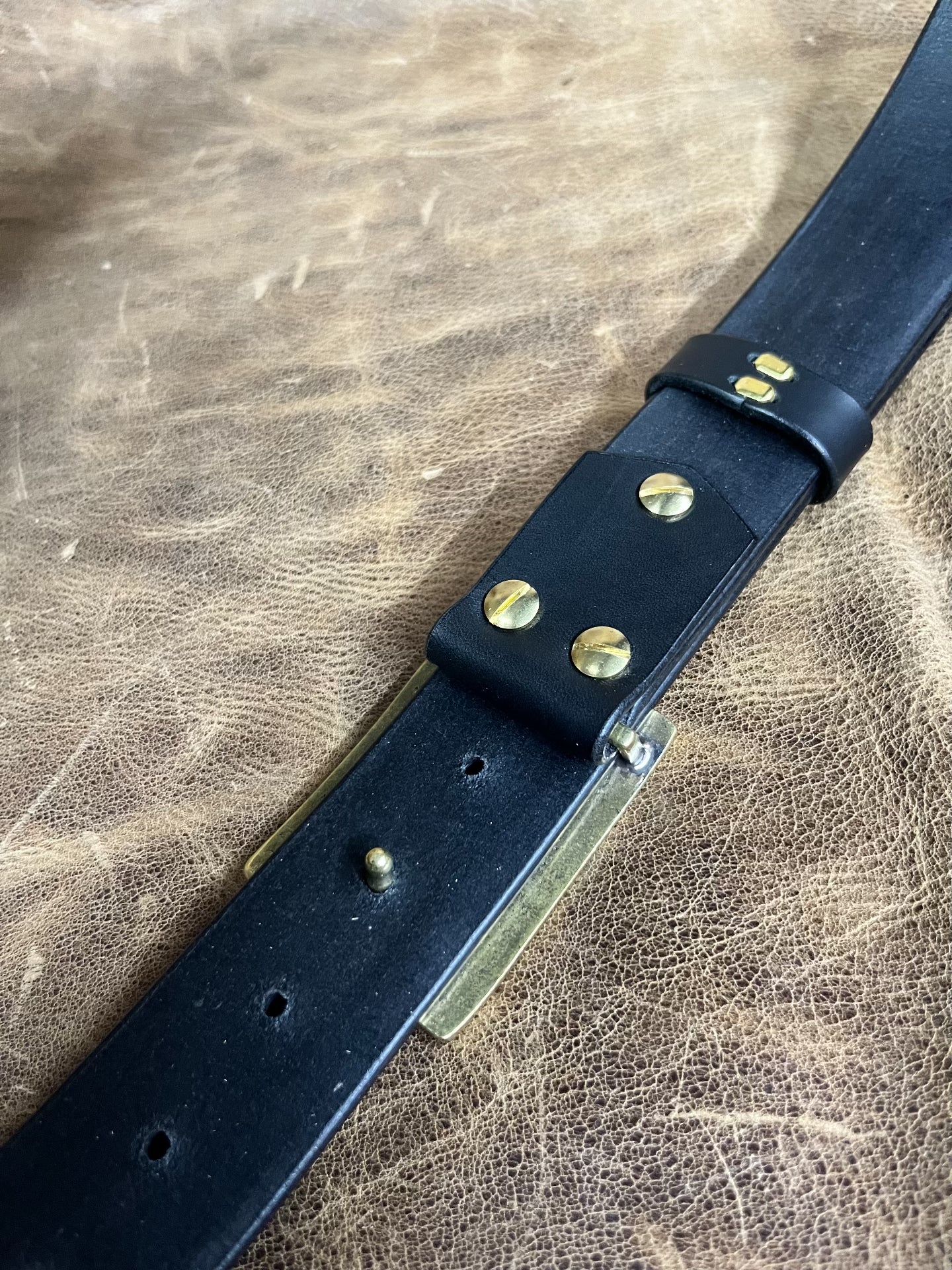 The three-dimensional brass Navajo smooth gusset buckle is paired w…