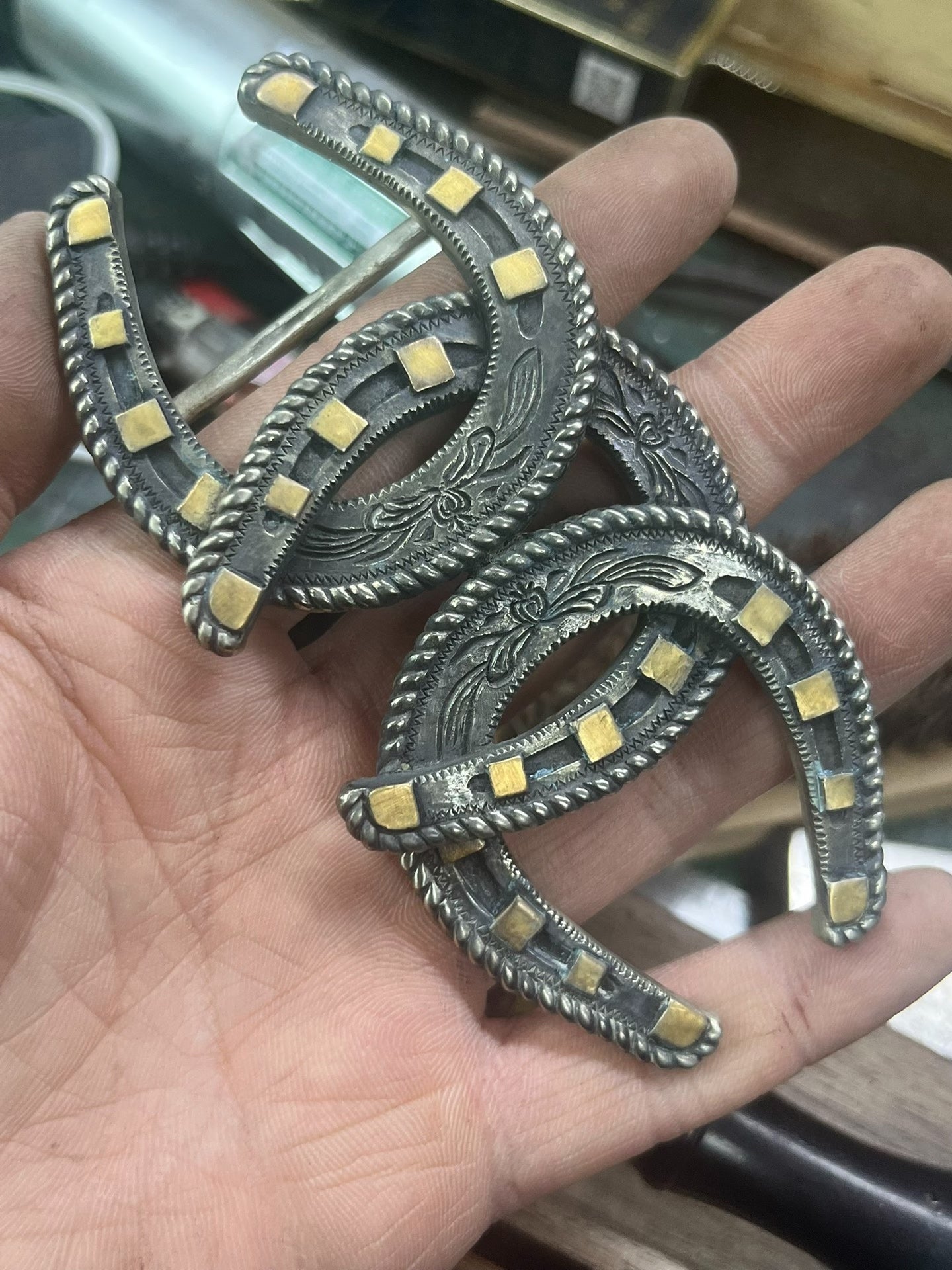 Horseshoe belt