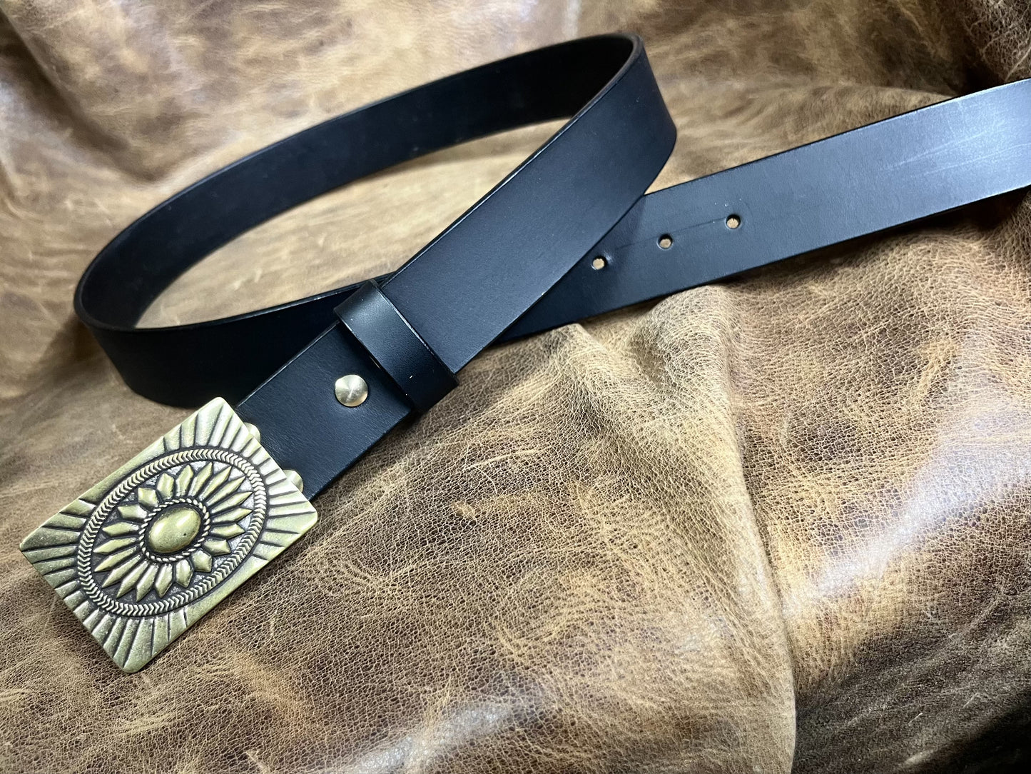 The three-dimensional brass Navajo smooth gusset buckle is paired w…