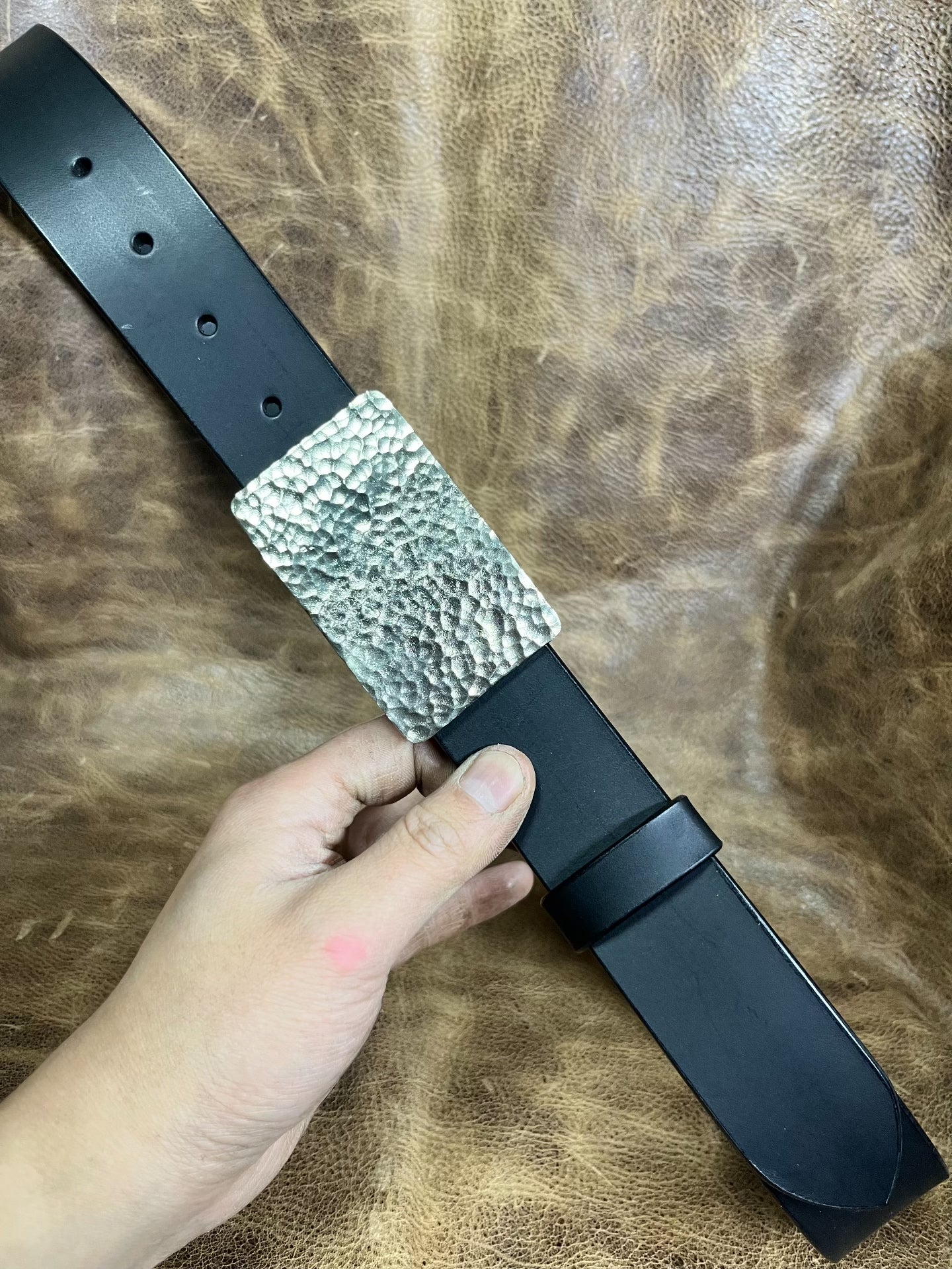The three-dimensional white copper hammered smooth gusset buckle is…