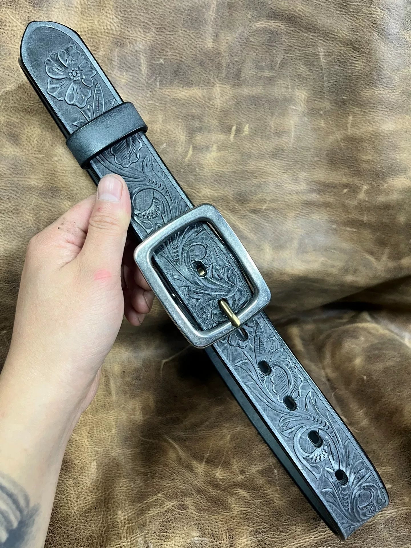 The Italian horse-rein carved handmade belt is customized