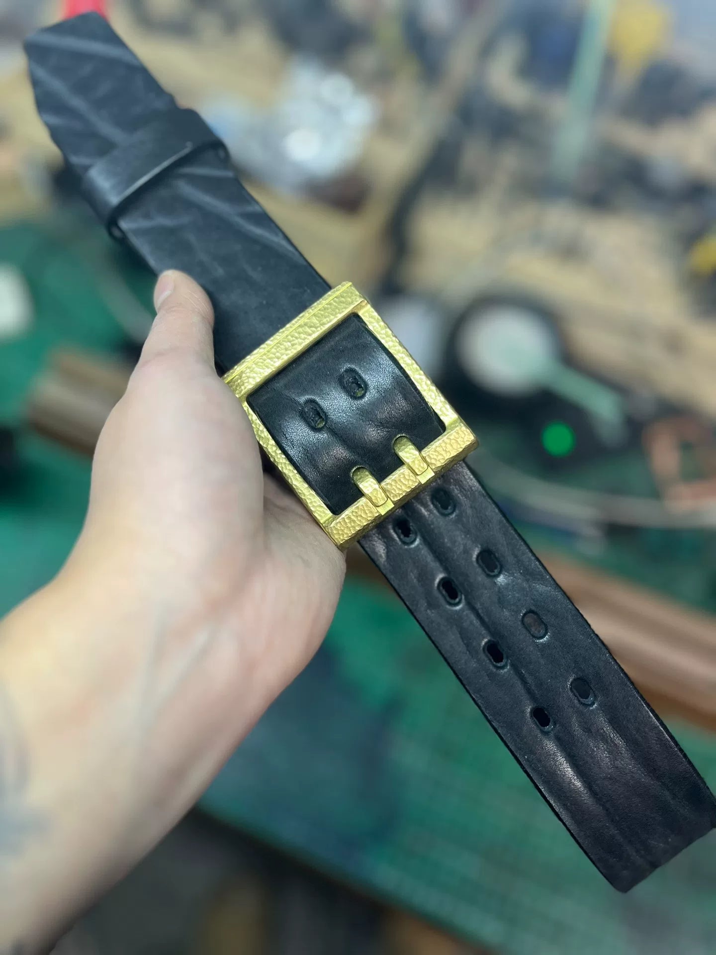 4.5 cm wide double-needle hammer-patterned handmade belt of five ge…