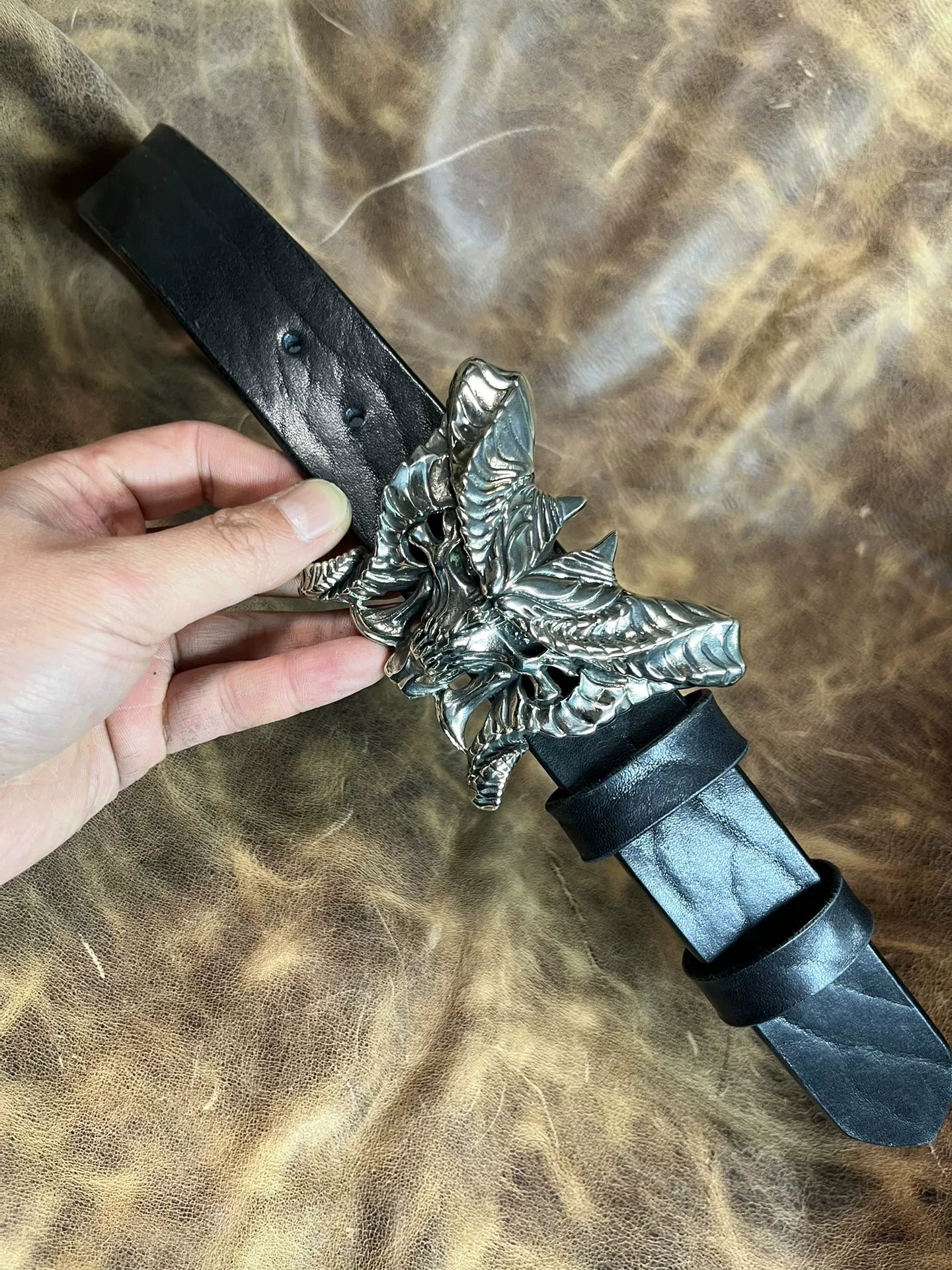 Customized belt in black bison leather. Customized length