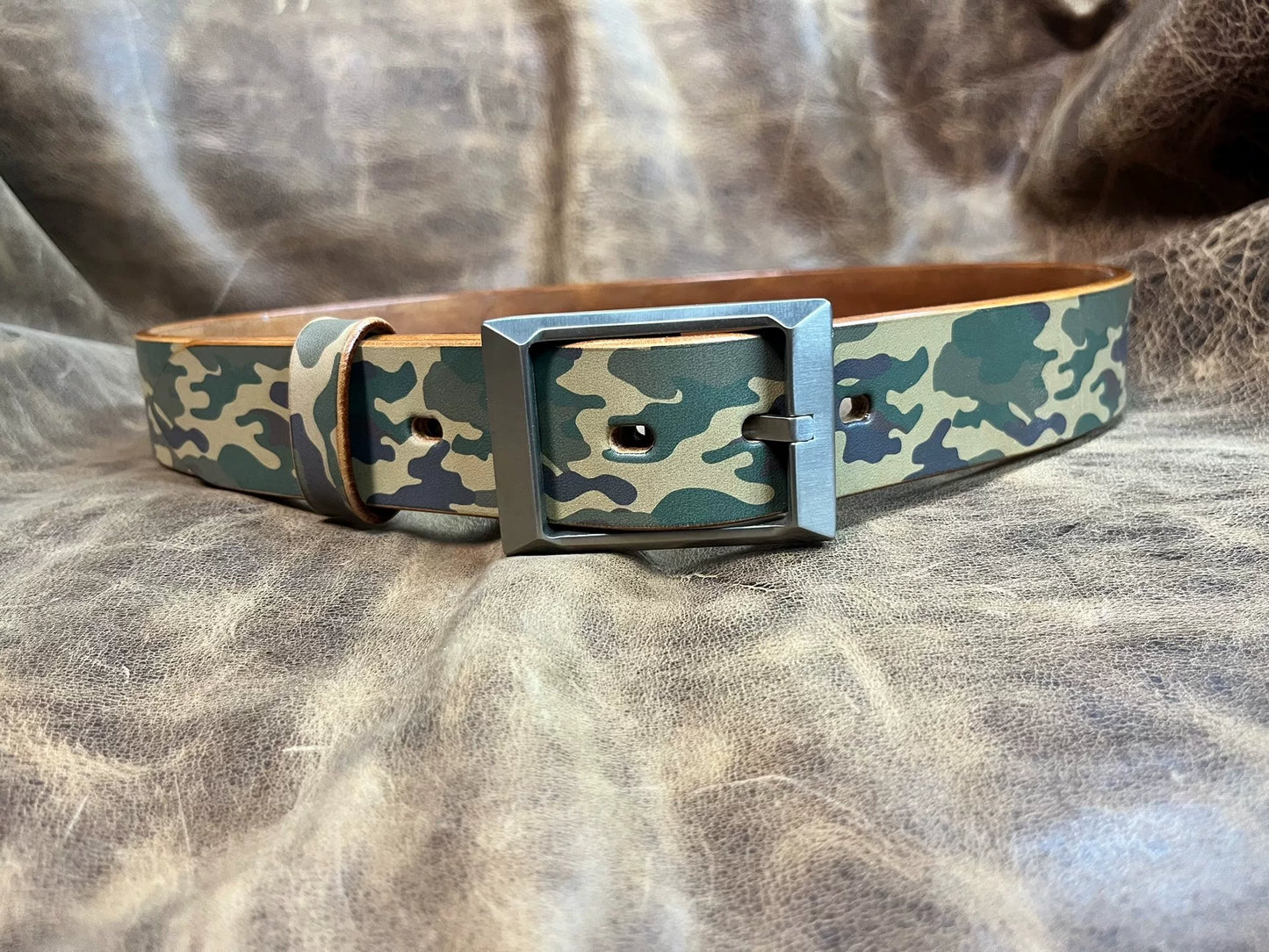 5.5mm thick camouflage saddle with titanium alloy belt buckle