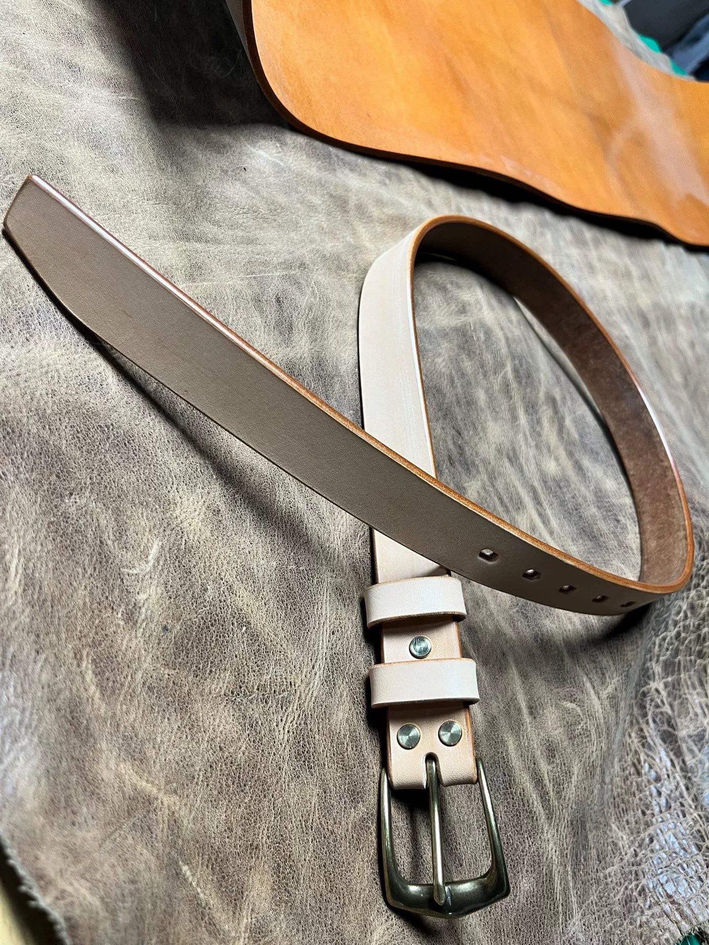 Handmade leather belt with original color body and brass buckle