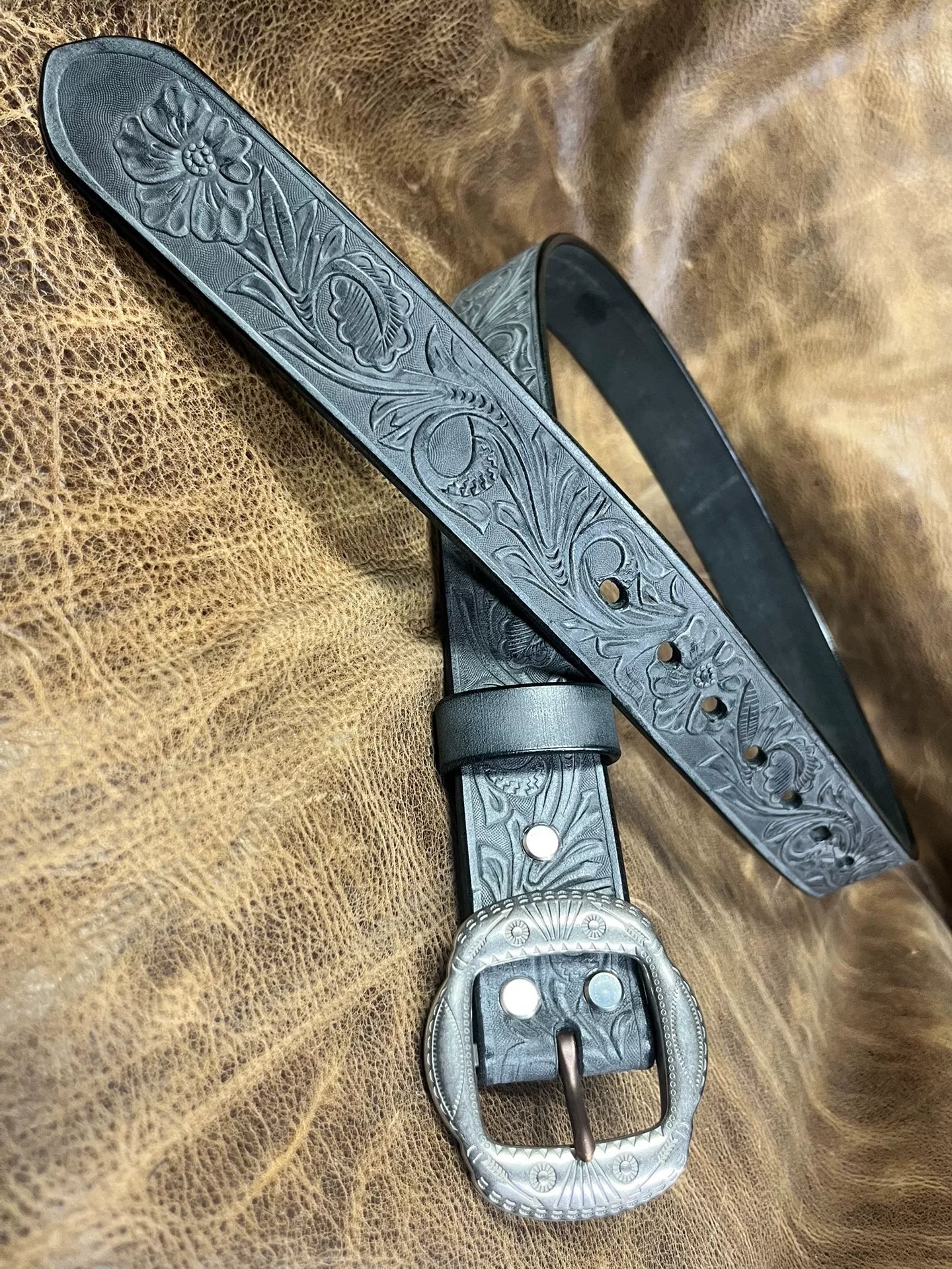 The Italian horse-rein carved handmade belt is customized