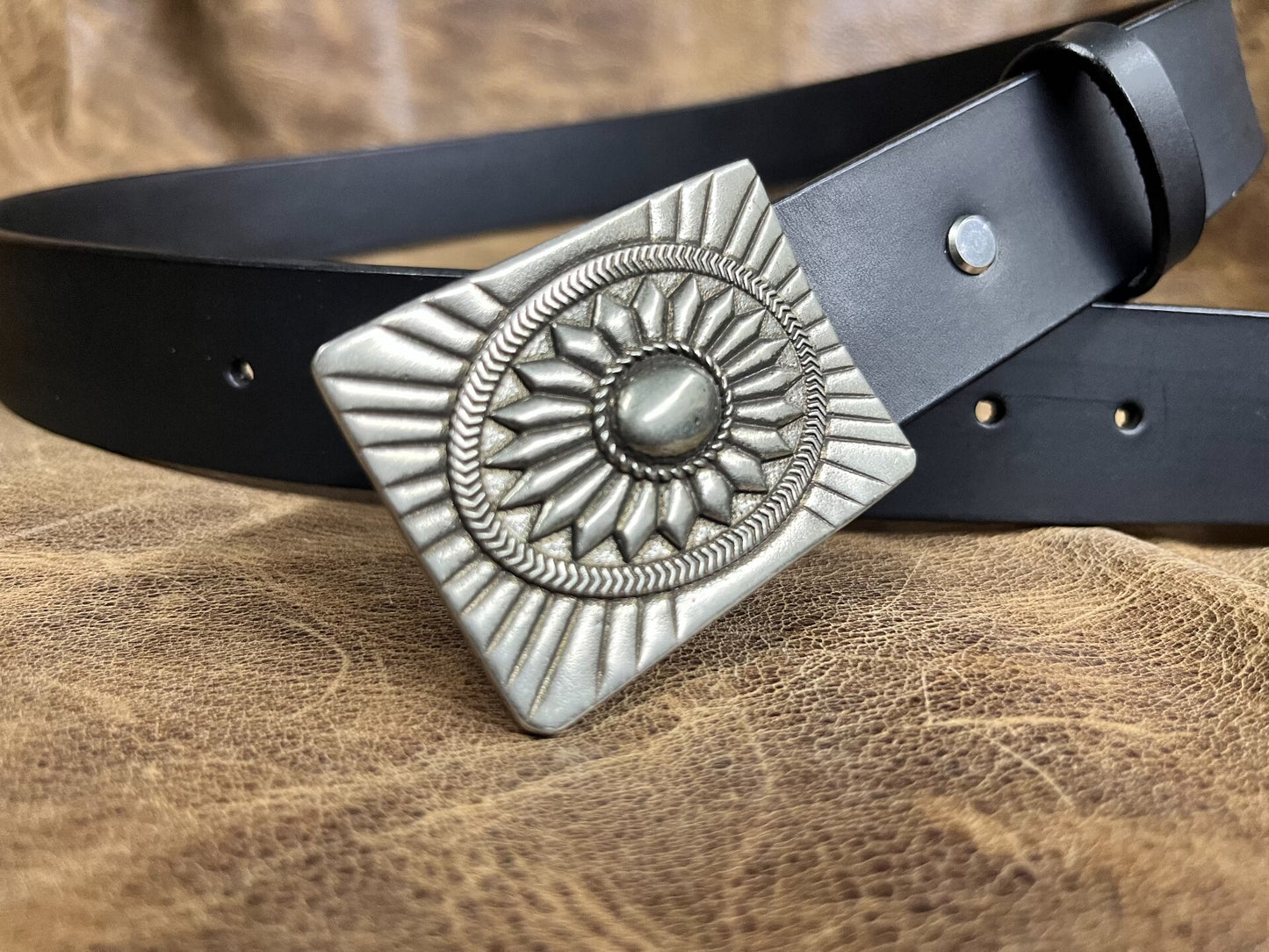 The three-dimensional white copper Navajo smooth gusset buckle is p…