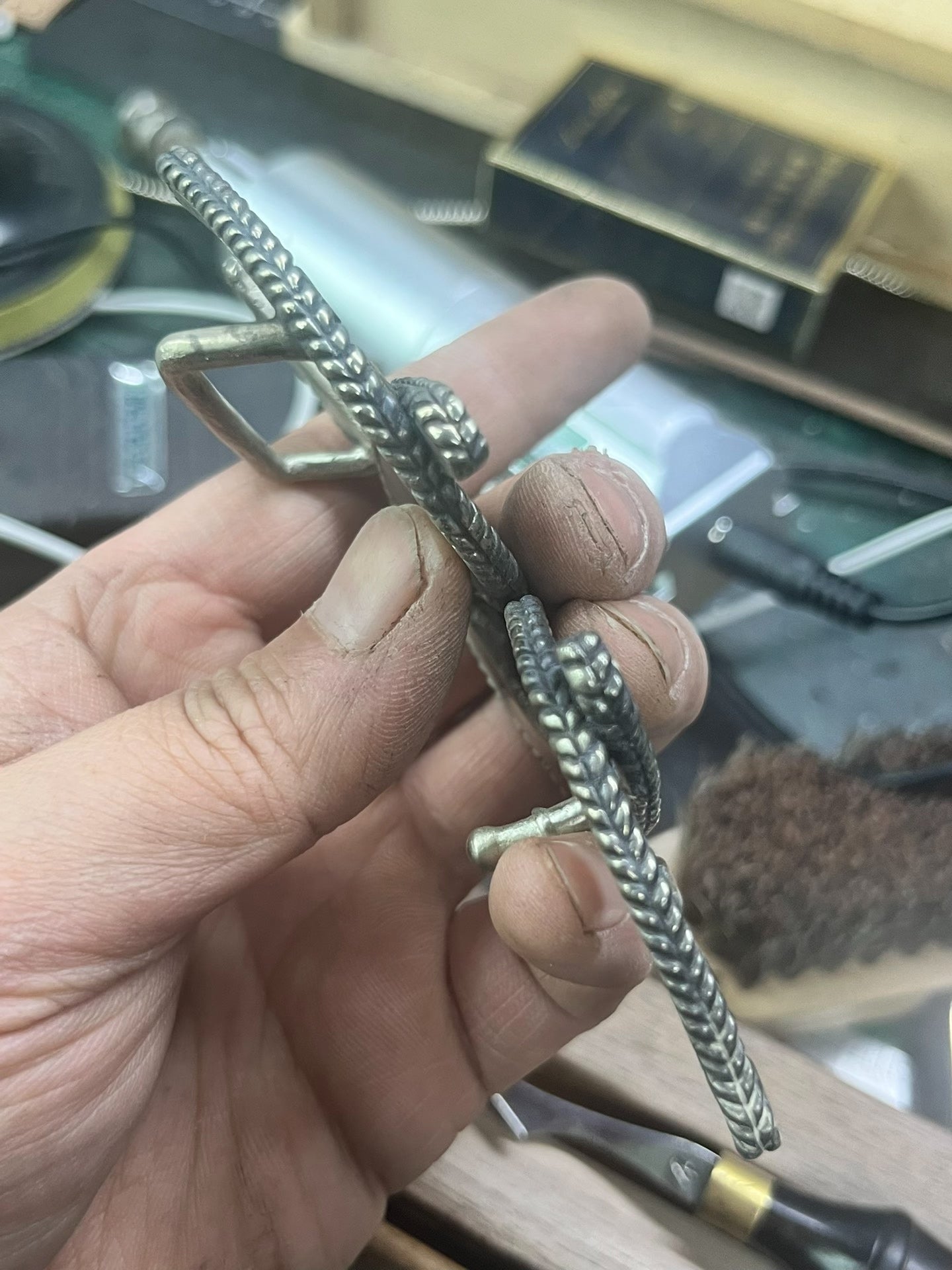 Horseshoe belt