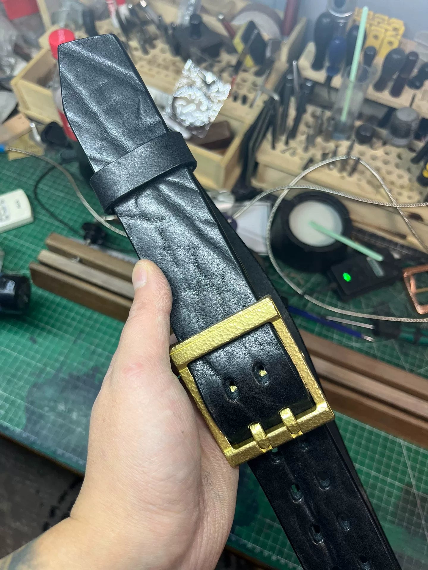 4.5 cm wide double-needle hammer-patterned handmade belt of five ge…