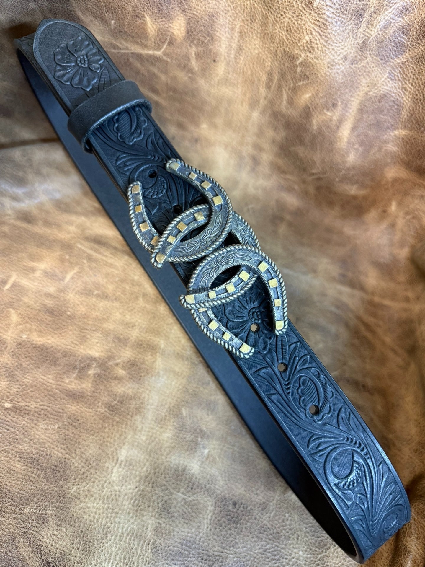 American saddle vegetable tanning with gold-plated horseshoe belt