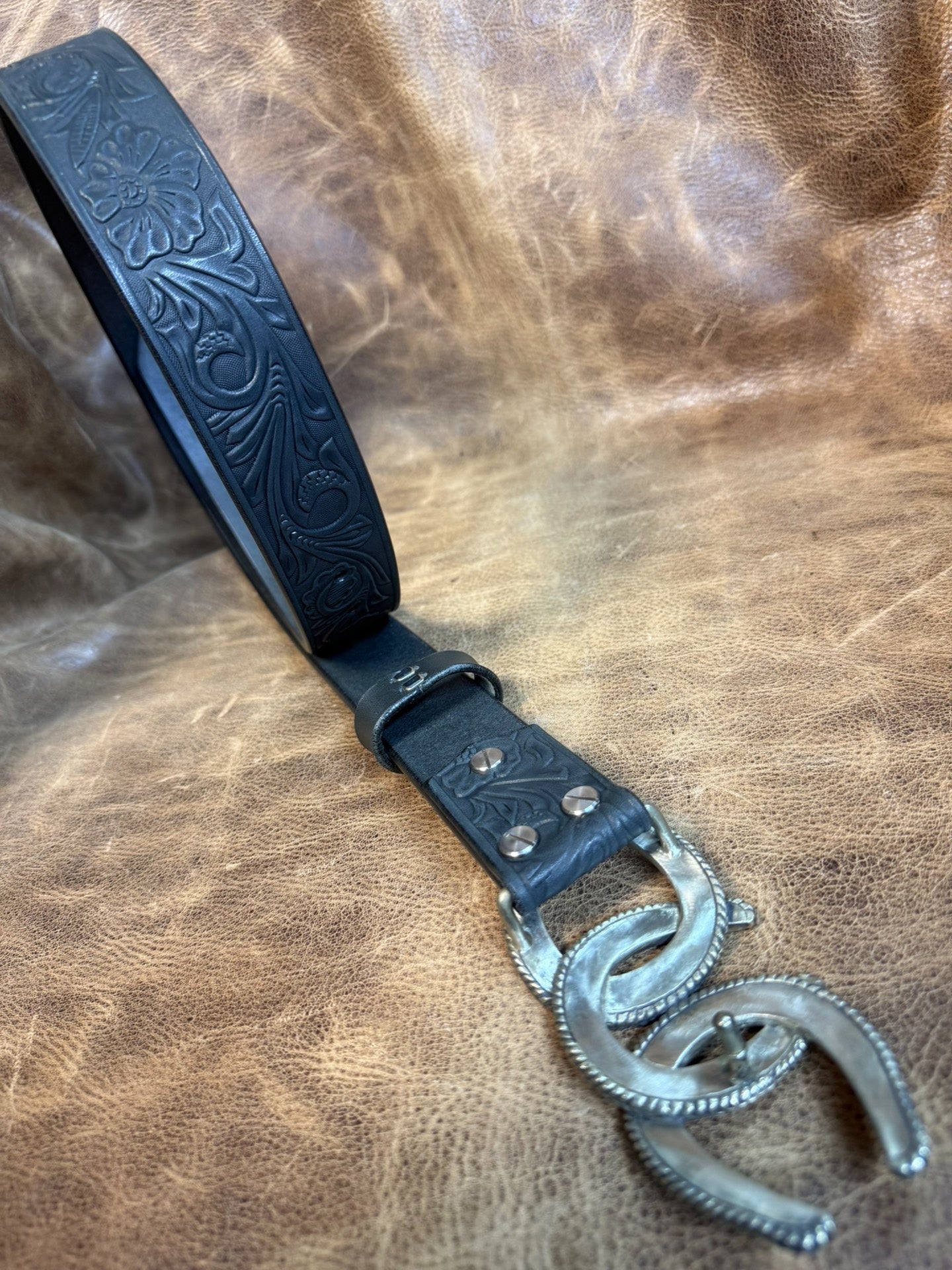 American saddle vegetable tanning with gold-plated horseshoe belt