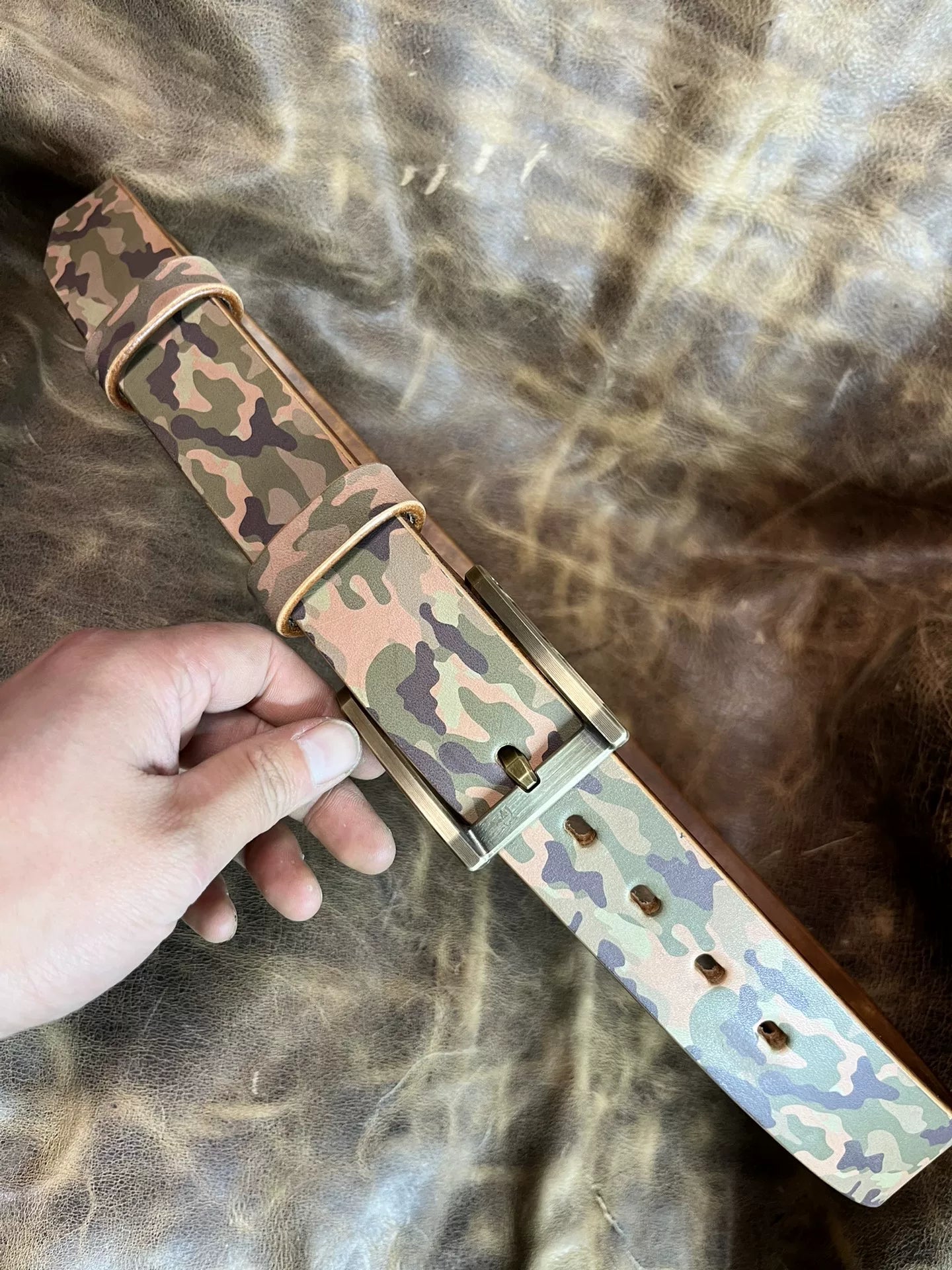 Camouflage saddle with genuine west wind 3-wire cutting belt buckle…