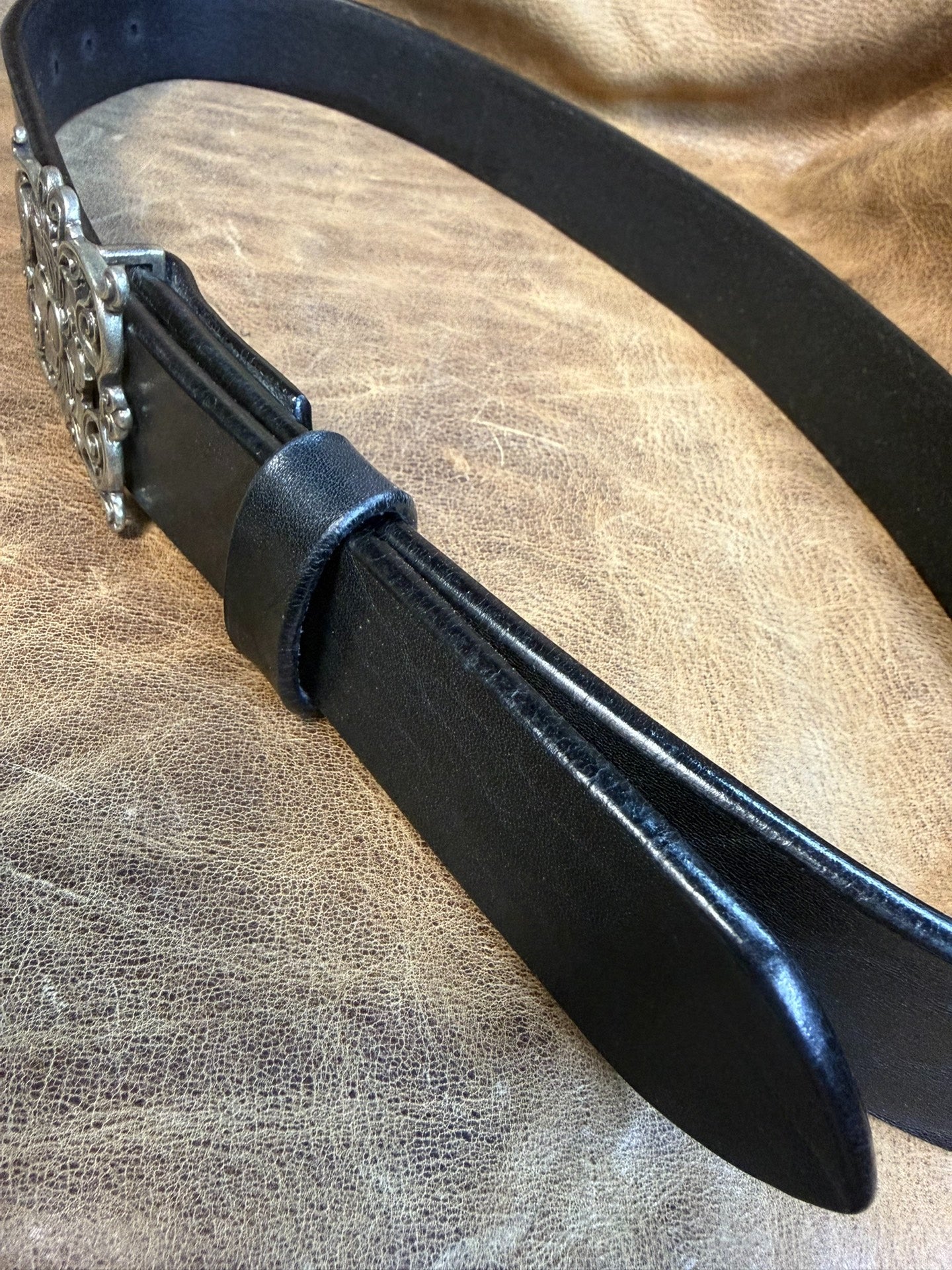5mm thick North American black through-dyed bison leather first lay…