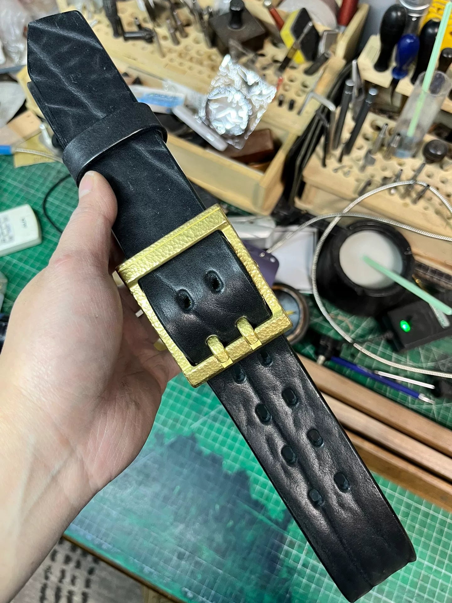 4.5 cm wide double-needle hammer-patterned handmade belt of five ge…
