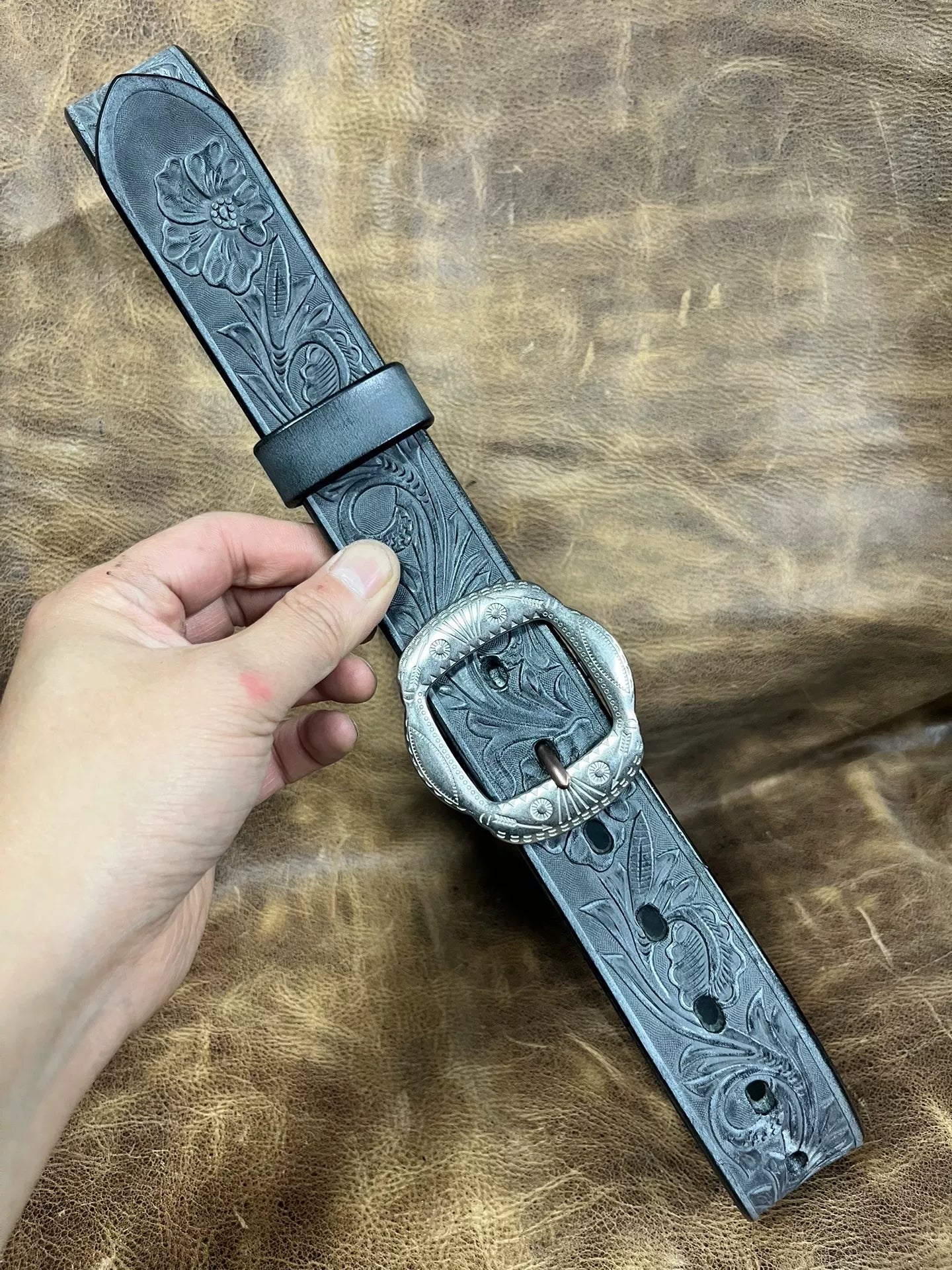 The Italian horse-rein carved handmade belt is customized
