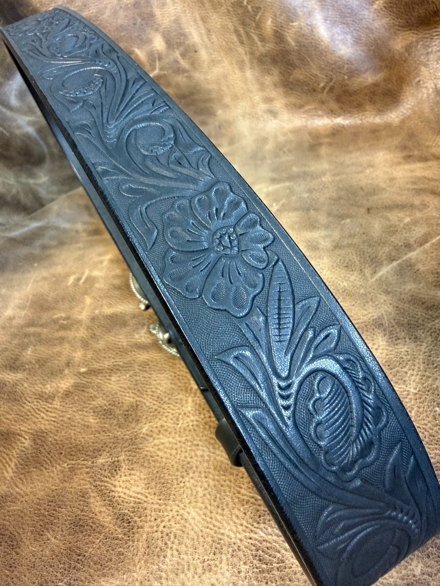 American saddle vegetable tanning with gold-plated horseshoe belt