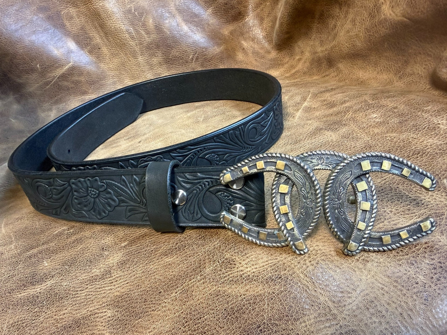 American saddle vegetable tanning with gold-plated horseshoe belt