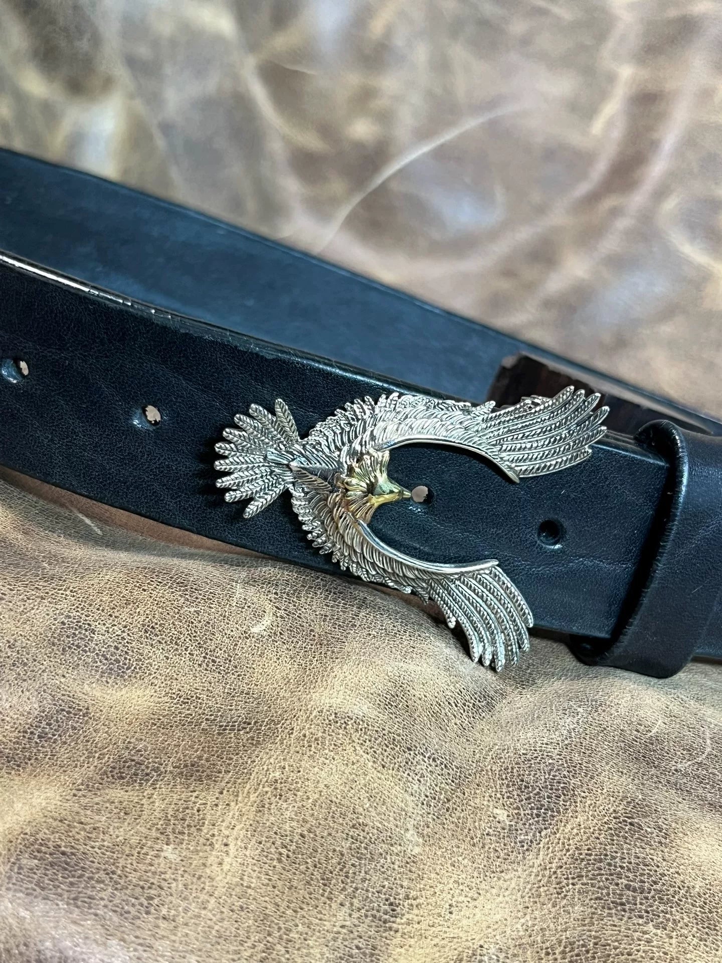 Customized belt in black bison leather. Customized length