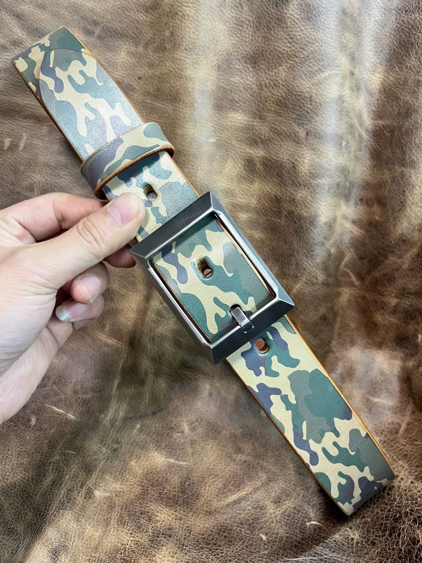 5.5mm thick camouflage saddle with titanium alloy belt buckle