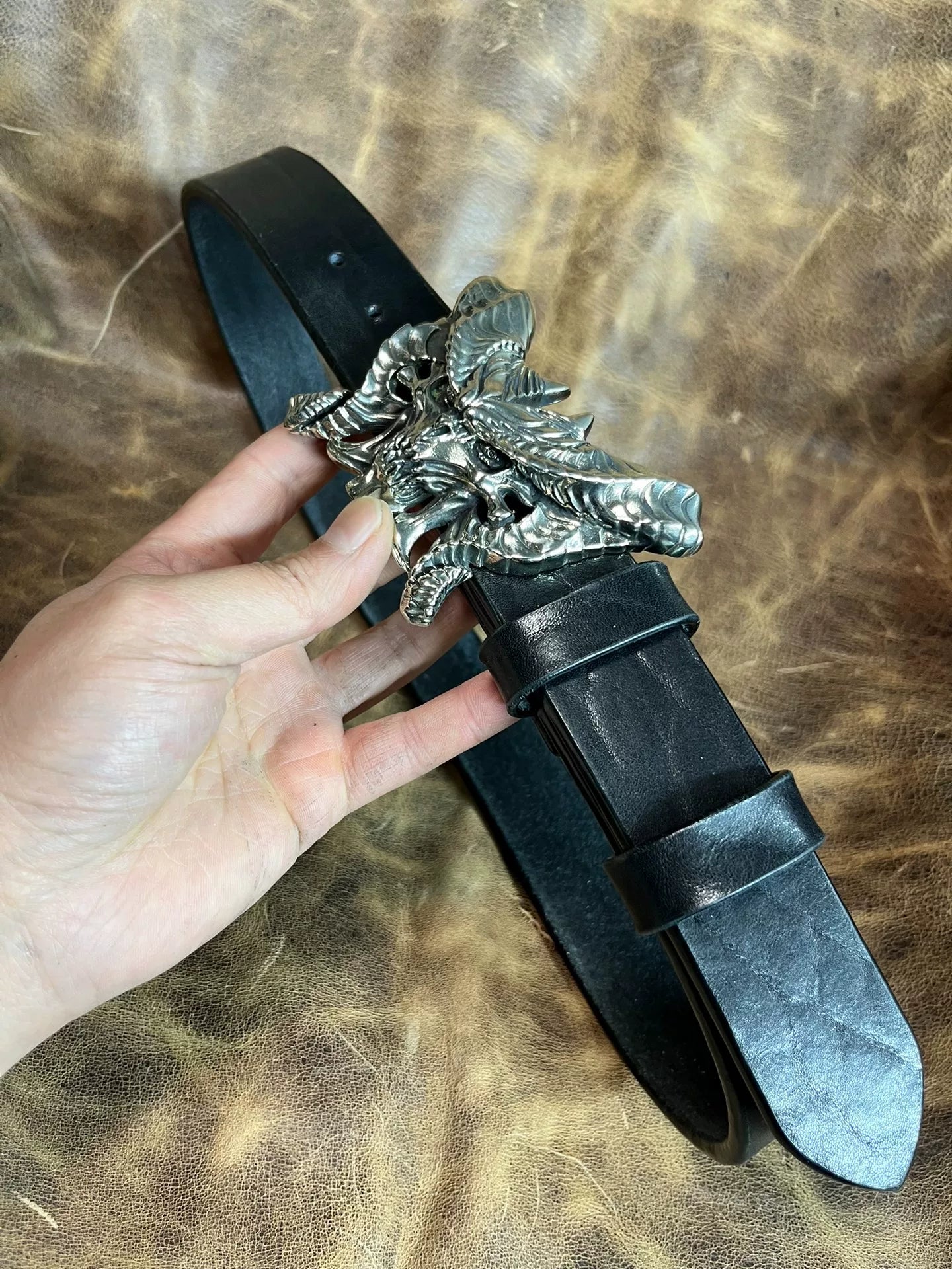 Customized belt in black bison leather. Customized length