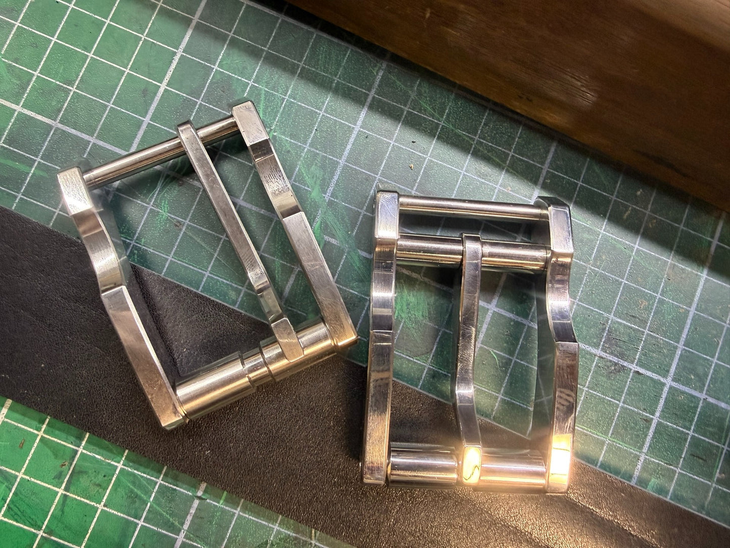 316L Line-Cut Belt Buckle — 35mm Inner Diameter, Rolling Pin Front